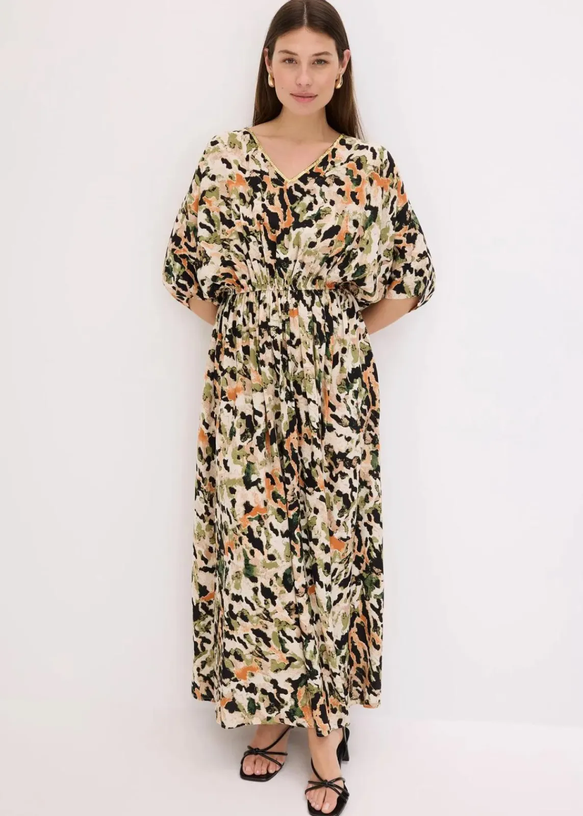 bonprix Kleider^Maxikleid aus fließender Viskose mit Pailletten sand/schwarz/khaki leo bedruckt