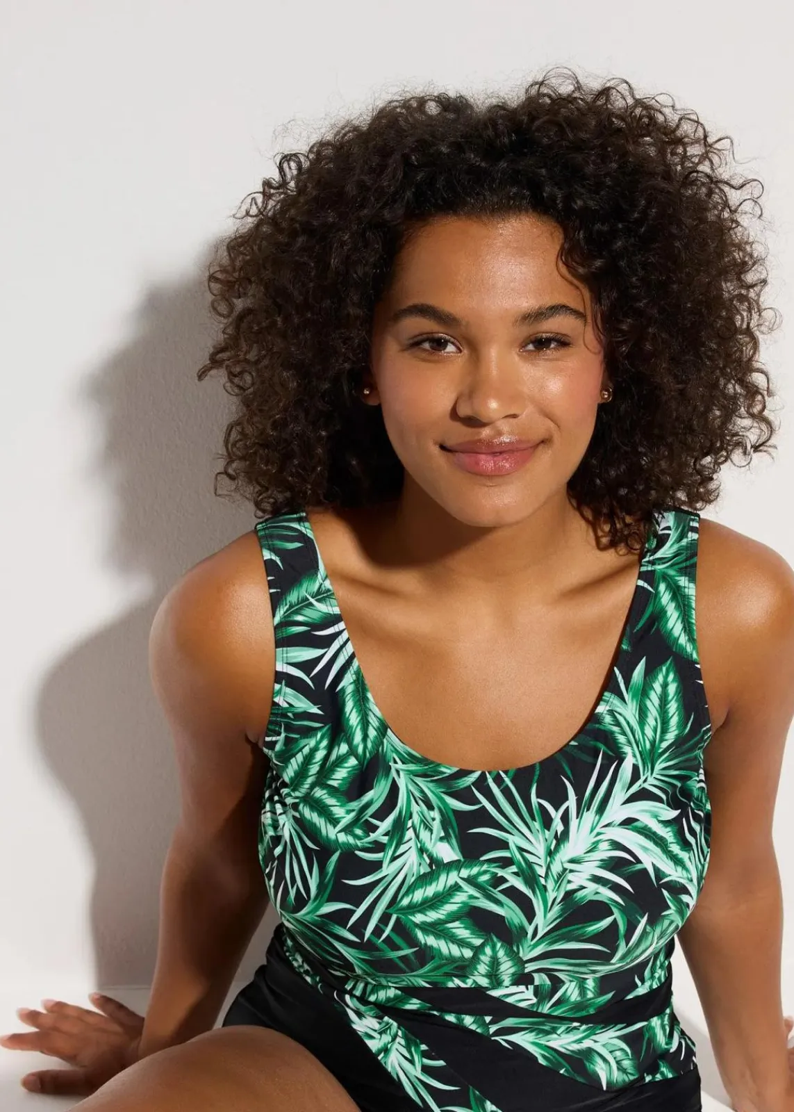 bonprix Nachhaltigere Materialien|Shapewear^Medium Shape-Badeanzug schwarz floral