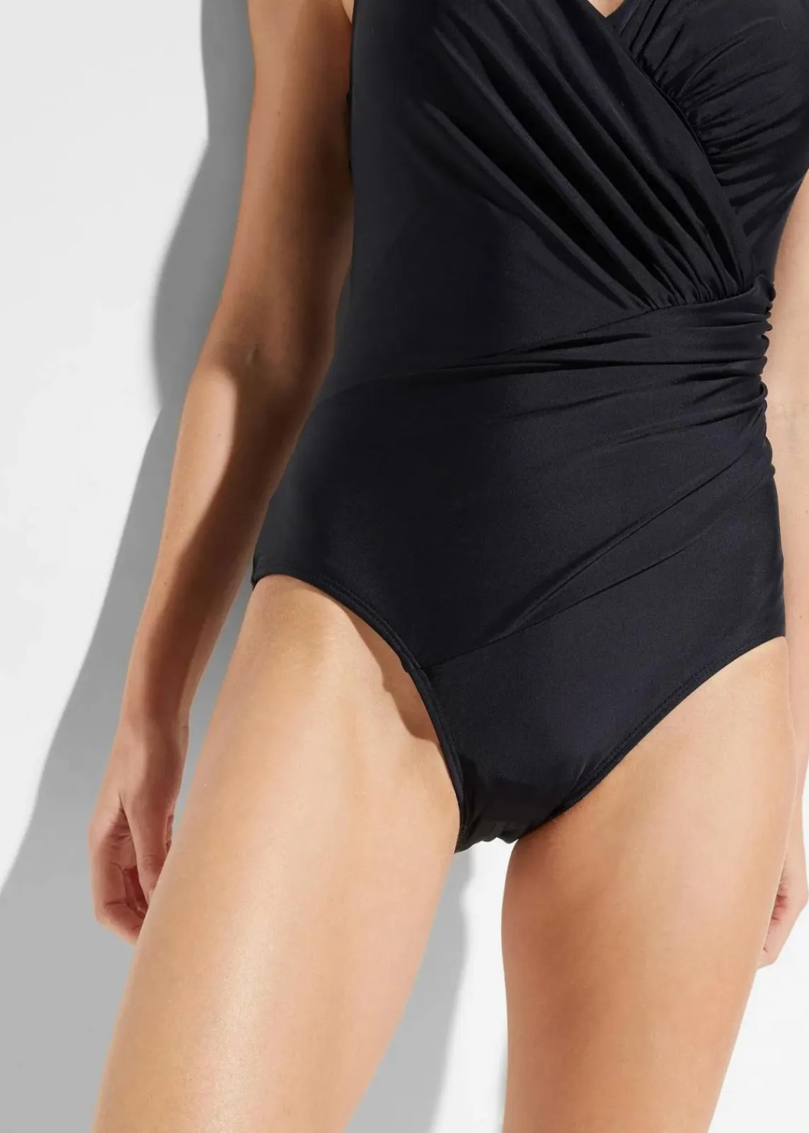 bonprix Nachhaltigere Materialien|Bademode·Badeanzüge^Medium Shape-Badeanzug in Wickeloptik schwarz