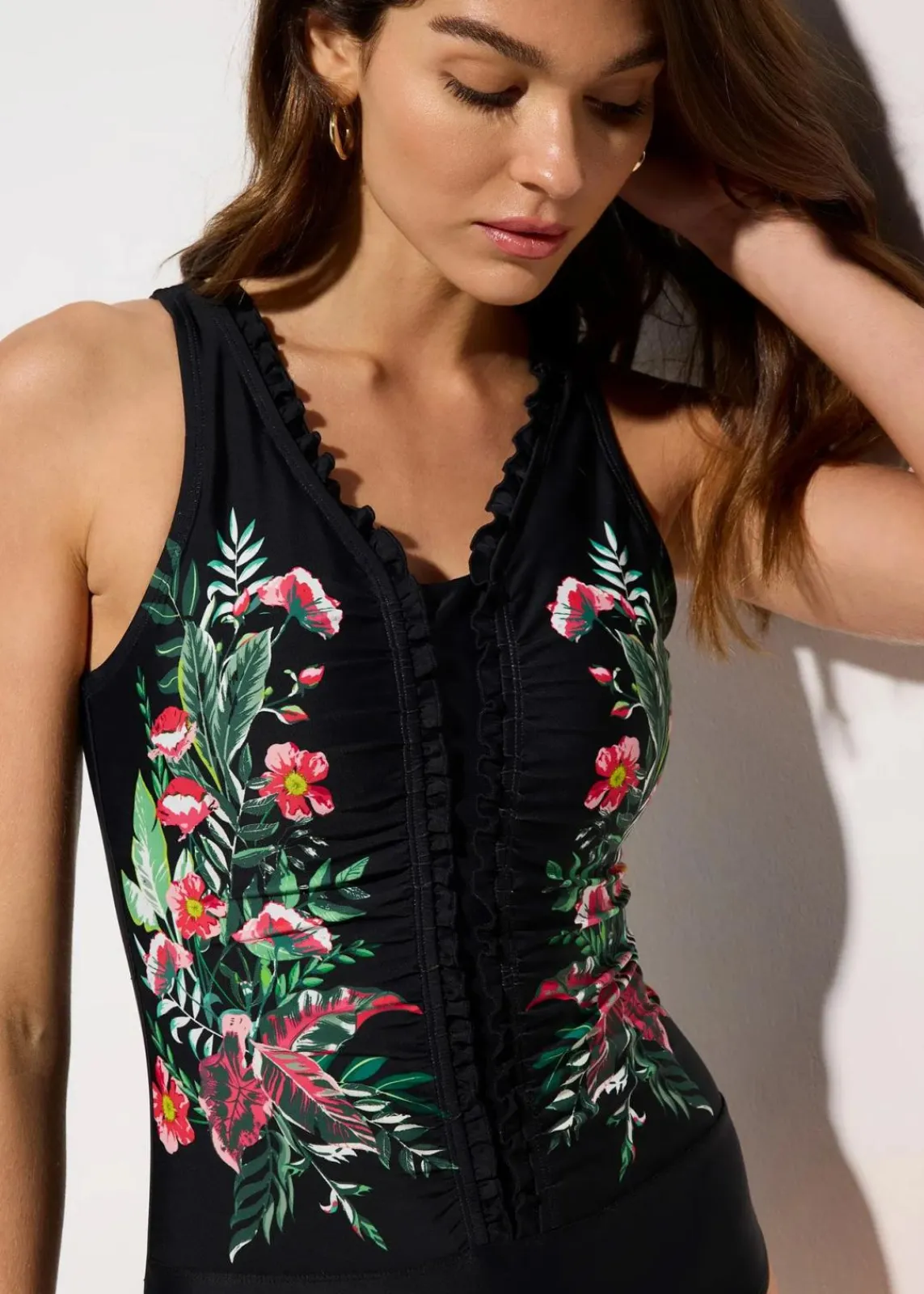bonprix Nachhaltigere Materialien|Shapewear^Medium Shape-Badeanzug mit Volants schwarz floral
