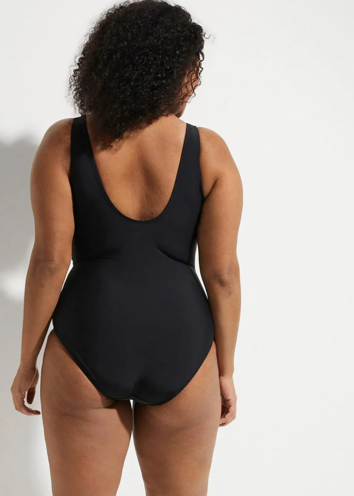 bonprix Nachhaltigere Materialien|Shapewear^Medium Shape-Badeanzug mit Raffung schwarz/weiss gepunktet