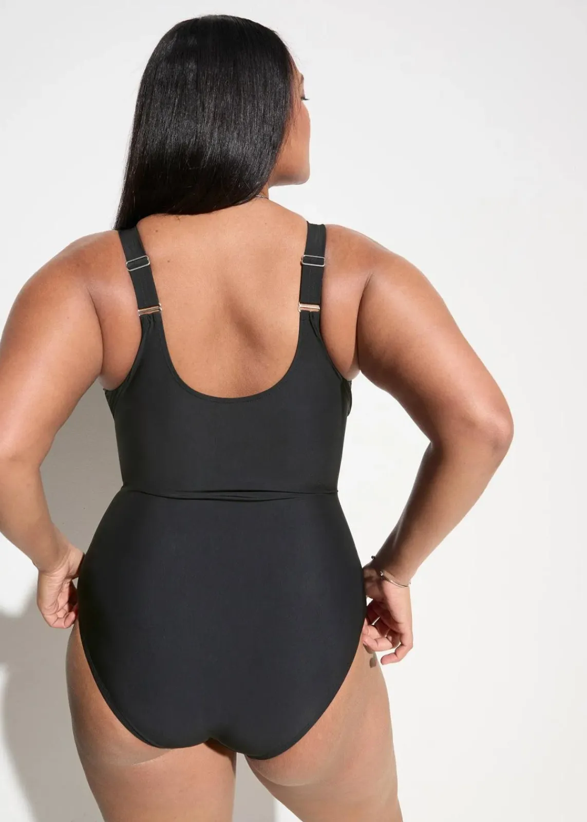 bonprix Nachhaltigere Materialien|Shapewear^Medium Shape-Badeanzug mit tiefem Ausschnitt schwarz