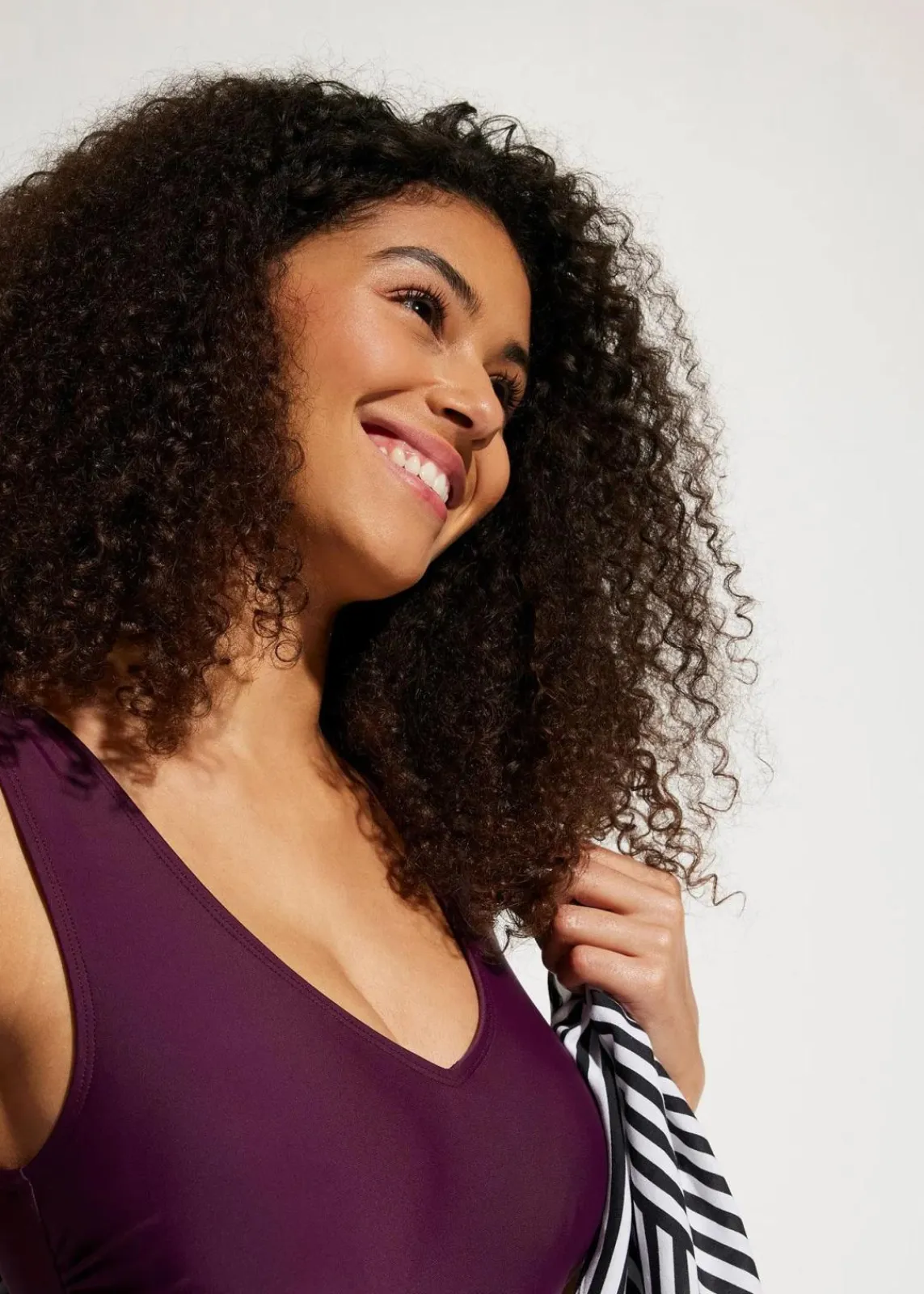 bonprix Nachhaltigere Materialien|Bademode·Badeanzüge^Medium Shape-Badeanzug mit V-Ausschnitt holunderbeere