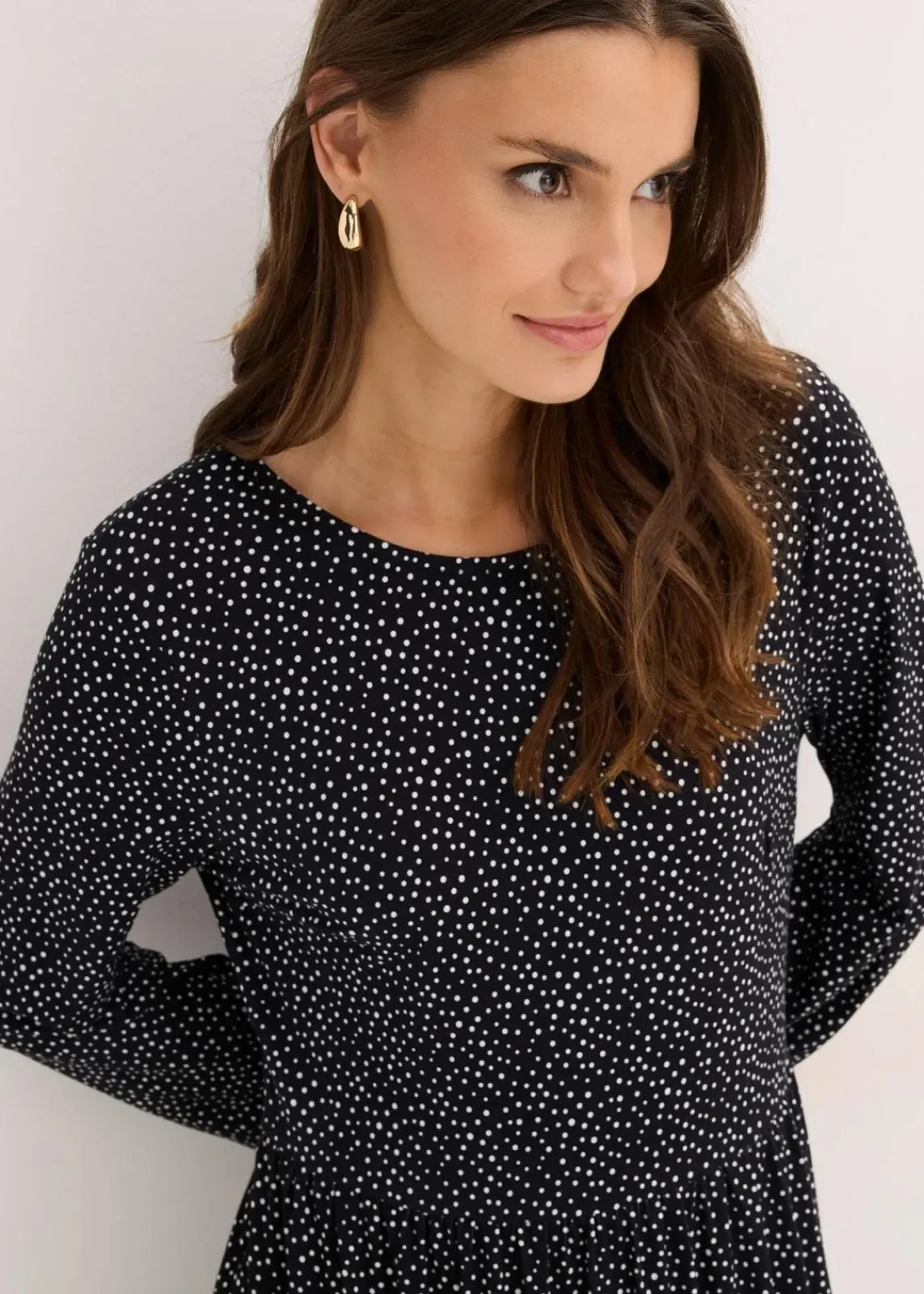 bonprix Bekleidung·Pullover & Strickjacken|Nachhaltigere Materialien^Midi-Jerseykleid aus Viskose-Mix schwarz mit weiß gepunktet