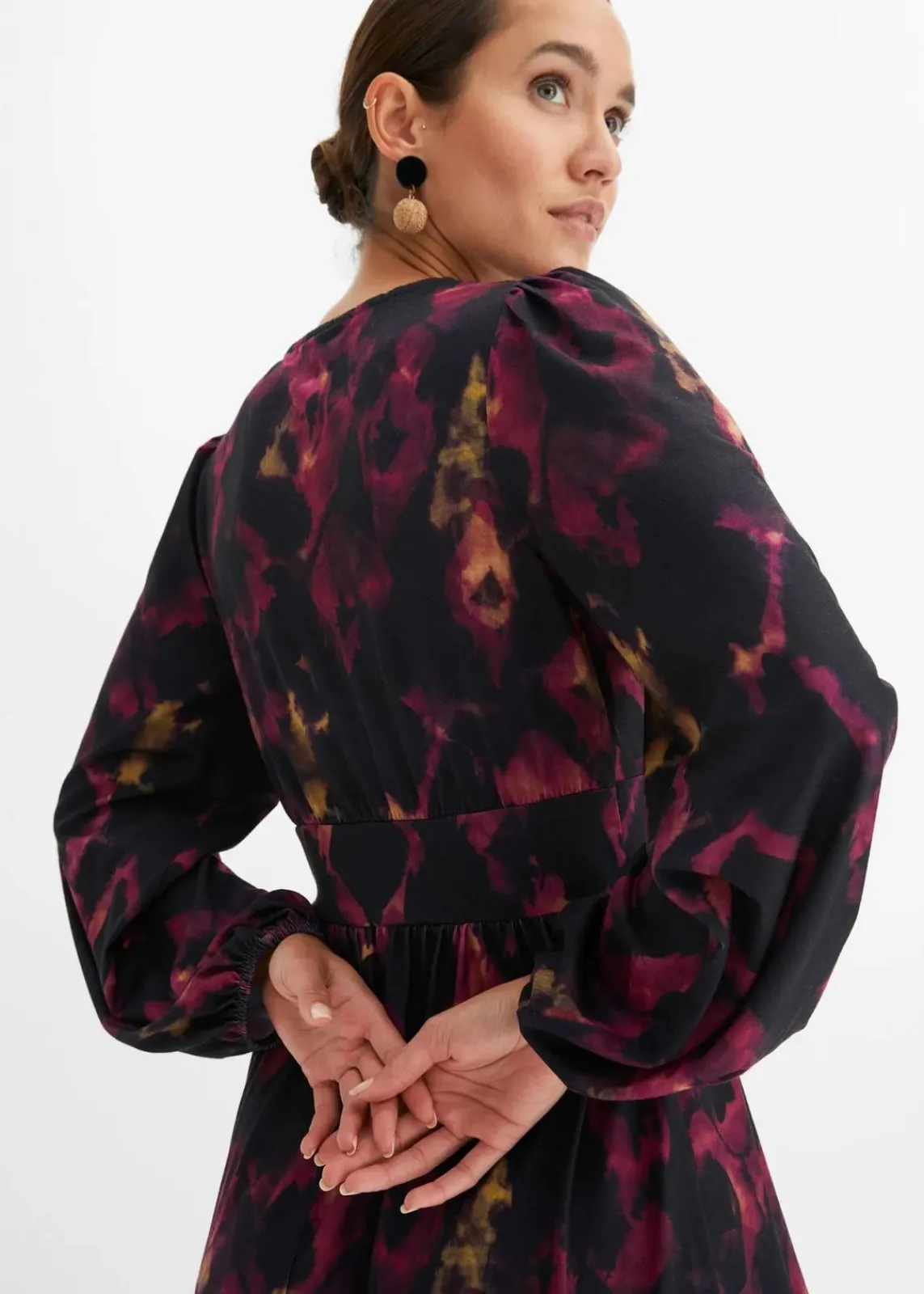 bonprix Kleider^Midikleid schwarz/lila bedruckt