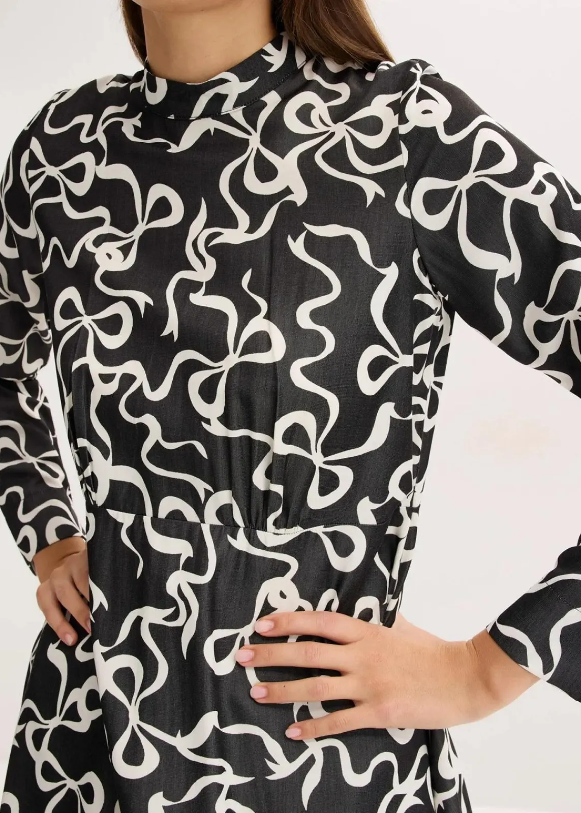 bonprix Bekleidung·Pullover & Strickjacken|Kleider^Midikleid aus fließendem Viskose-Mix schwarz/weiß graphisch