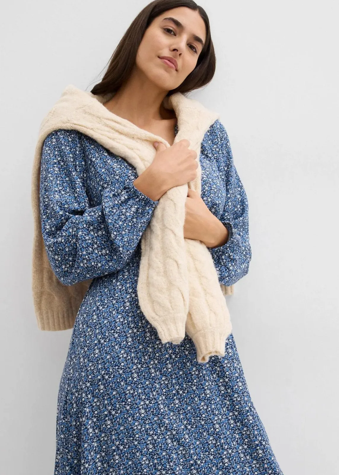 bonprix Bekleidung·Pullover & Strickjacken|Kleider^Midikleid aus fließender Viskose dunkelblau bedruckt
