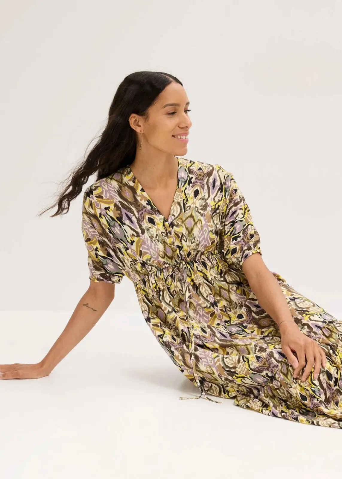 bonprix Bekleidung·Pullover & Strickjacken|Kleider^Midikleid aus fließender Viskose schwarz bedruckt