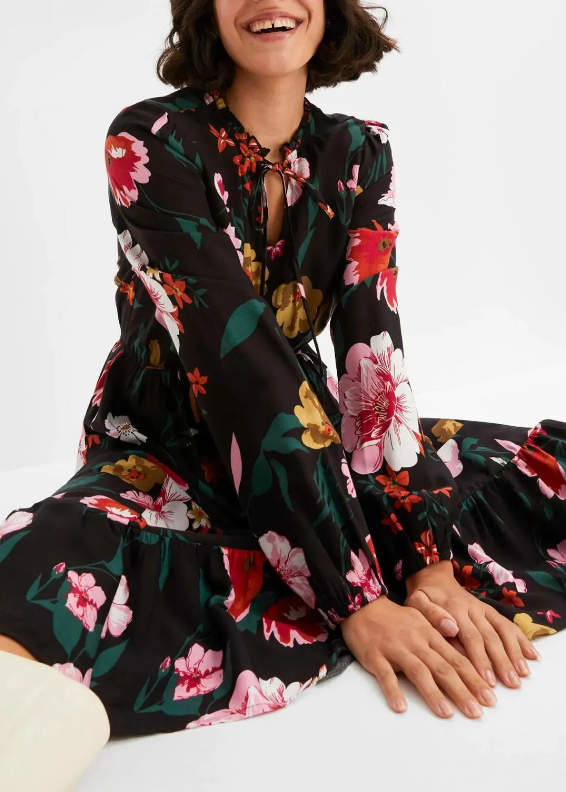 bonprix Bekleidung·Pullover & Strickjacken|Nachhaltigere Materialien^Midikleid aus fließender Viskose schwarz floral