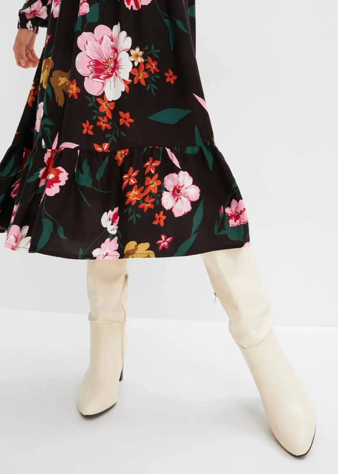 bonprix Bekleidung·Pullover & Strickjacken|Nachhaltigere Materialien^Midikleid aus fließender Viskose schwarz floral
