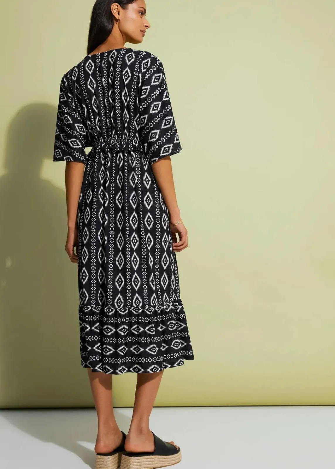 bonprix Bekleidung·Pullover & Strickjacken|Kleider^Midikleid aus Jersey schwarz bedruckt