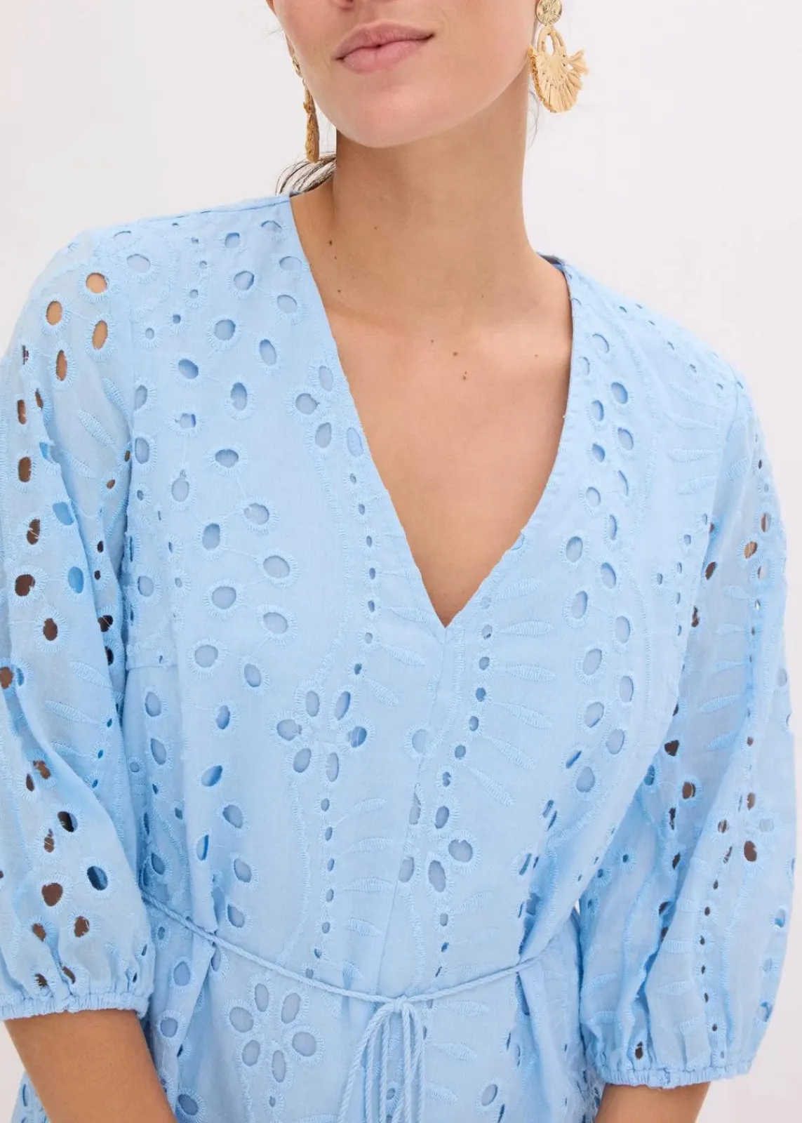 bonprix Kleider^Midikleid aus reiner Baumwolle mit Lochstickerei hellblau