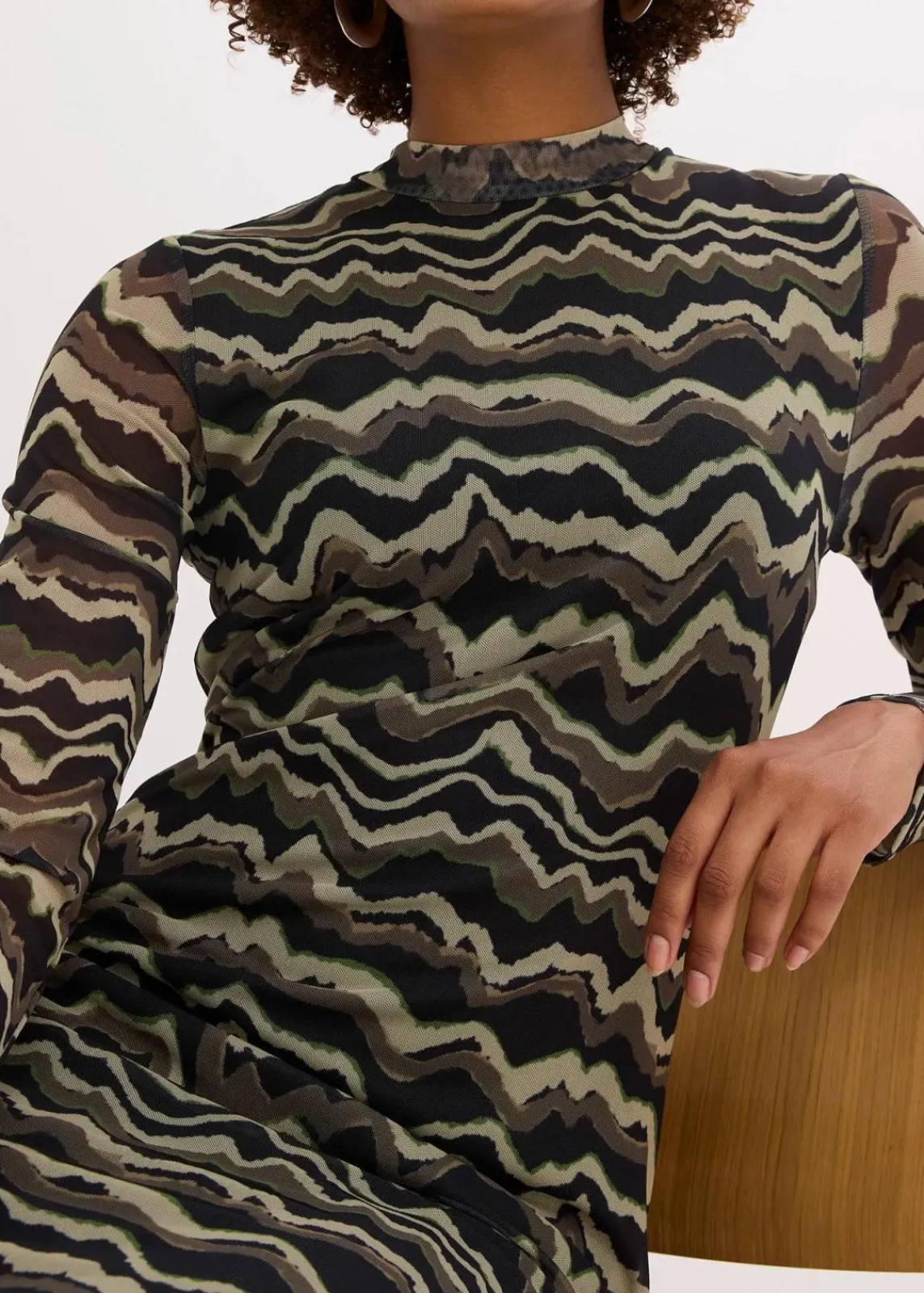 bonprix Nachhaltigere Materialien|Kleider^Midikleid aus softem Mesh dunkeloliv bedruckt