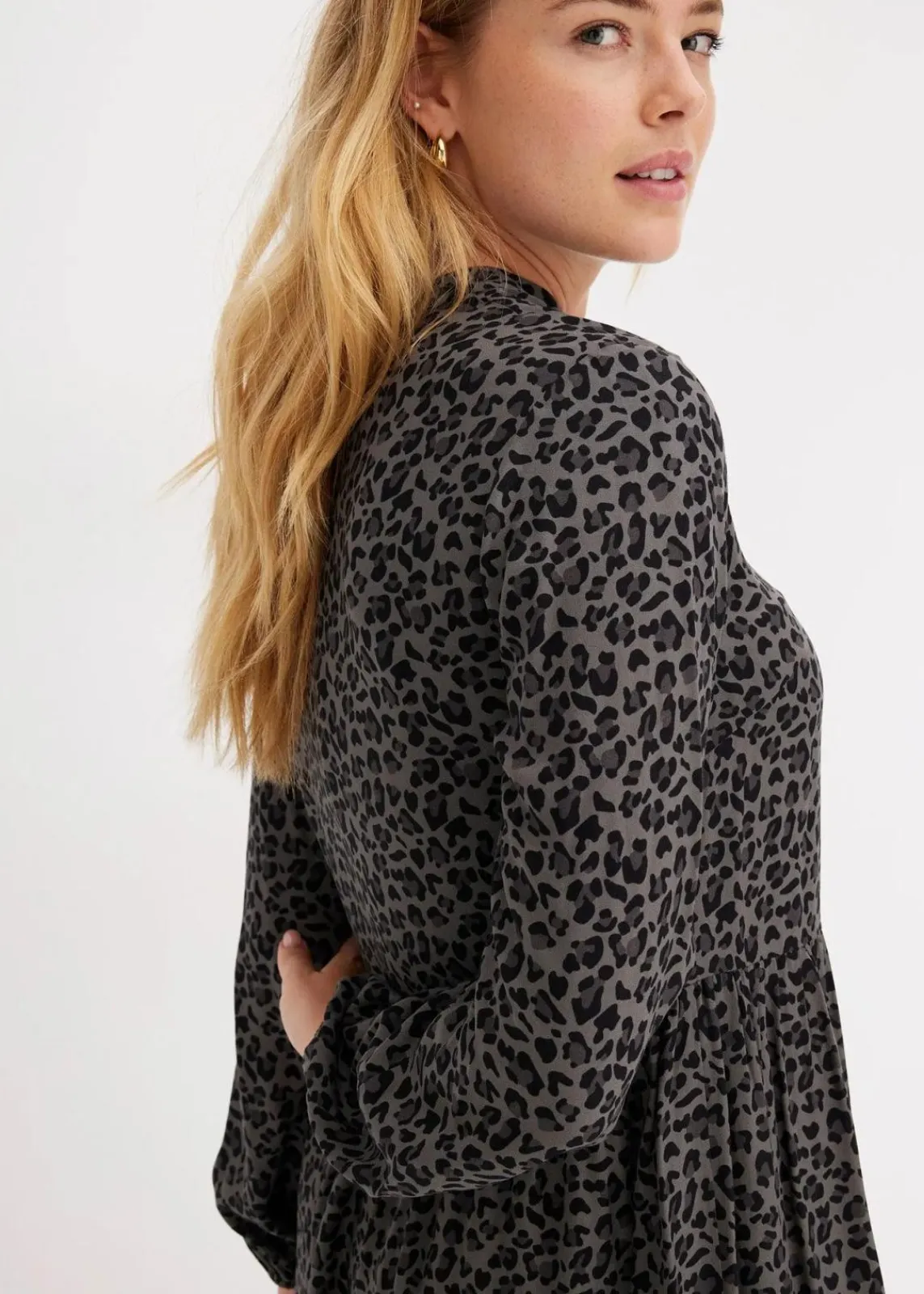 bonprix Bekleidung·Pullover & Strickjacken|Nachhaltigere Materialien^Midikleid aus Viskose rauchgrau leo bedruckt
