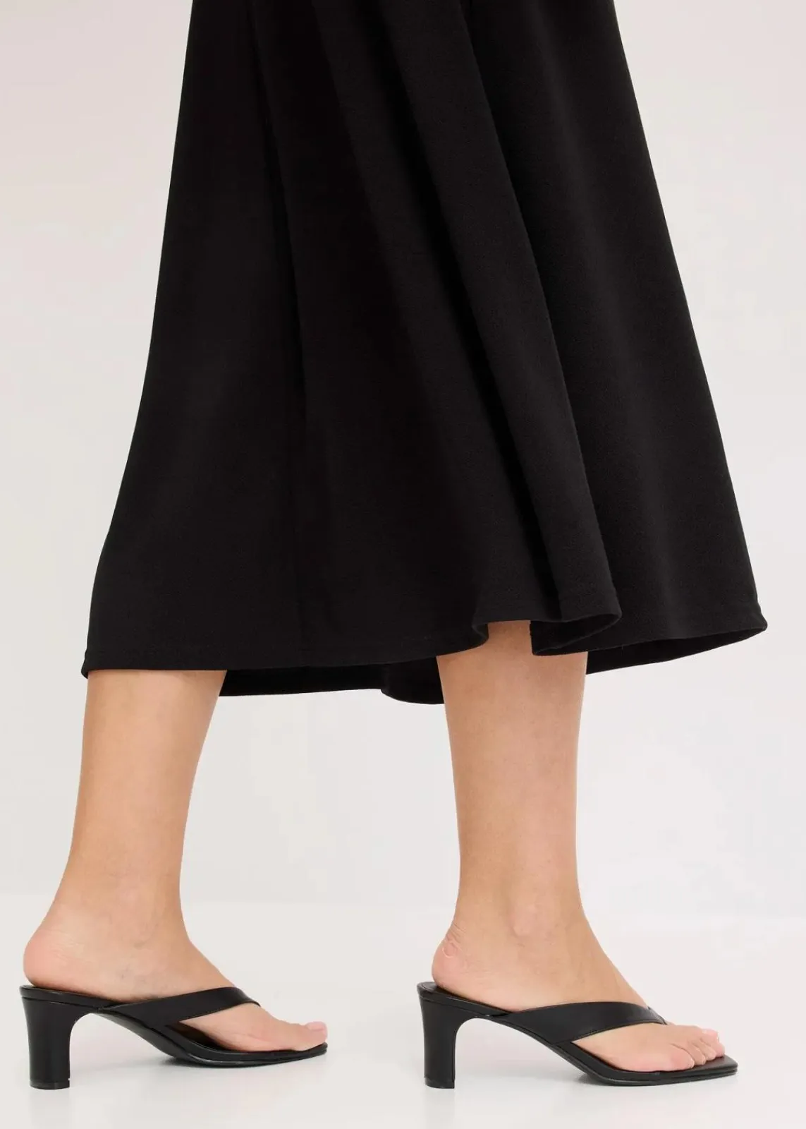bonprix Kleider^Midikleid mit dekorativem Metall-Detail schwarz