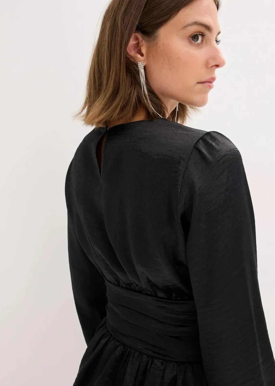 bonprix Nachhaltigere Materialien|Kleider^Minikleid schwarz