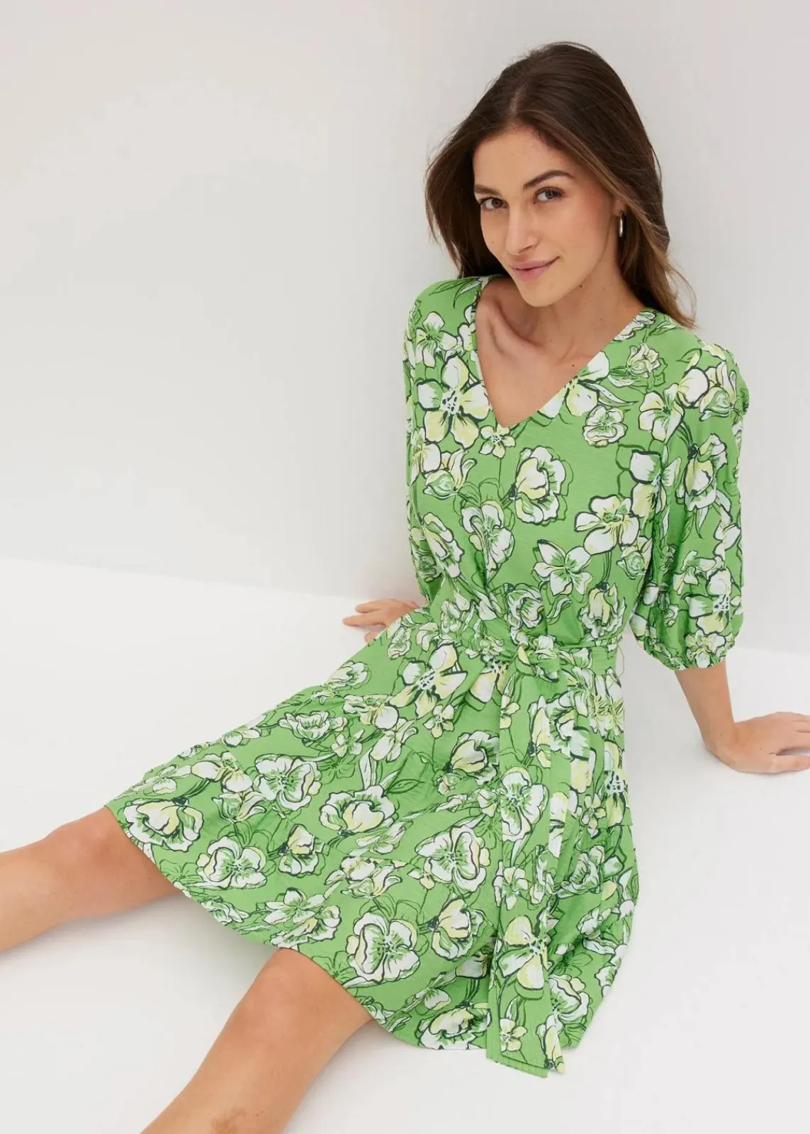 bonprix Bekleidung·Pullover & Strickjacken|Kleider^Minikleid aus softem Viskose-Mix kleegrün bedruckt