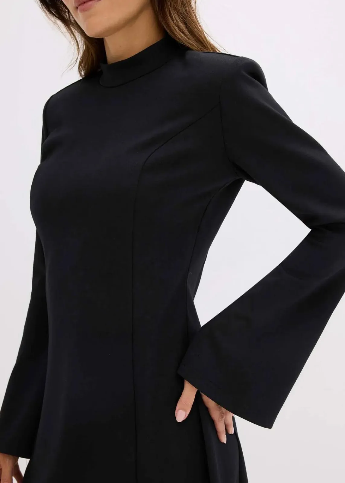 bonprix Nachhaltigere Materialien|Kleider^Minikleid in A-Linie und Trompetenärmeln schwarz