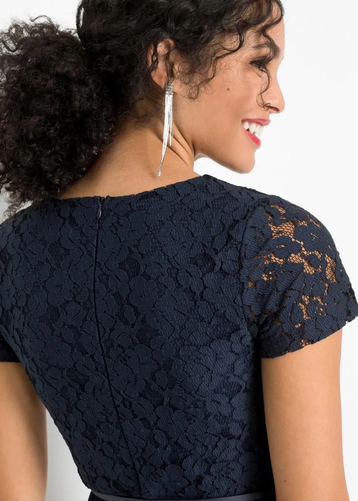 bonprix Festliche Mode|Kleider^Minikleid mit Spitze und Gürtel dunkelblau