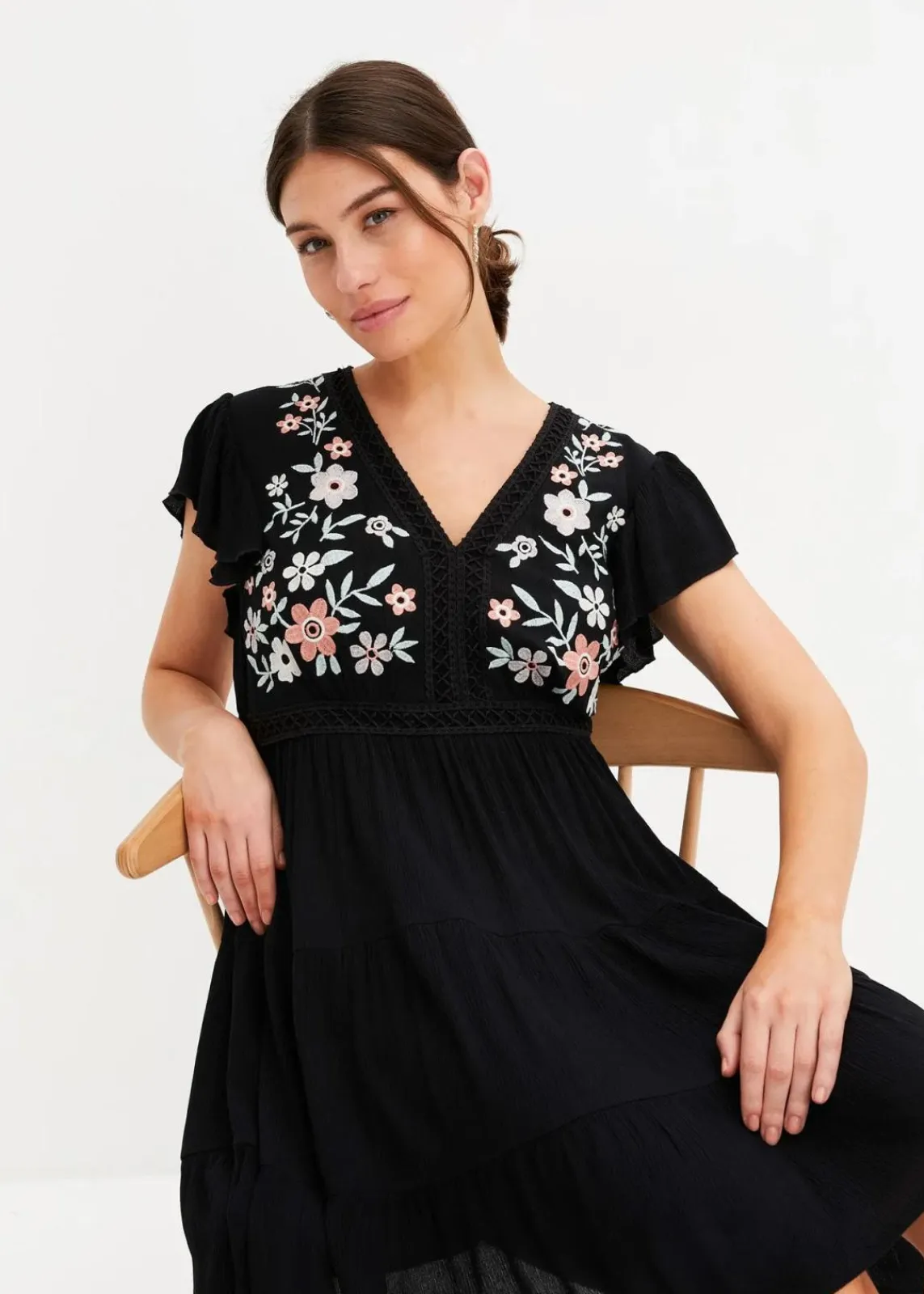 bonprix Bekleidung·Pullover & Strickjacken|Kleider^Minikleid mit Stickerei schwarz