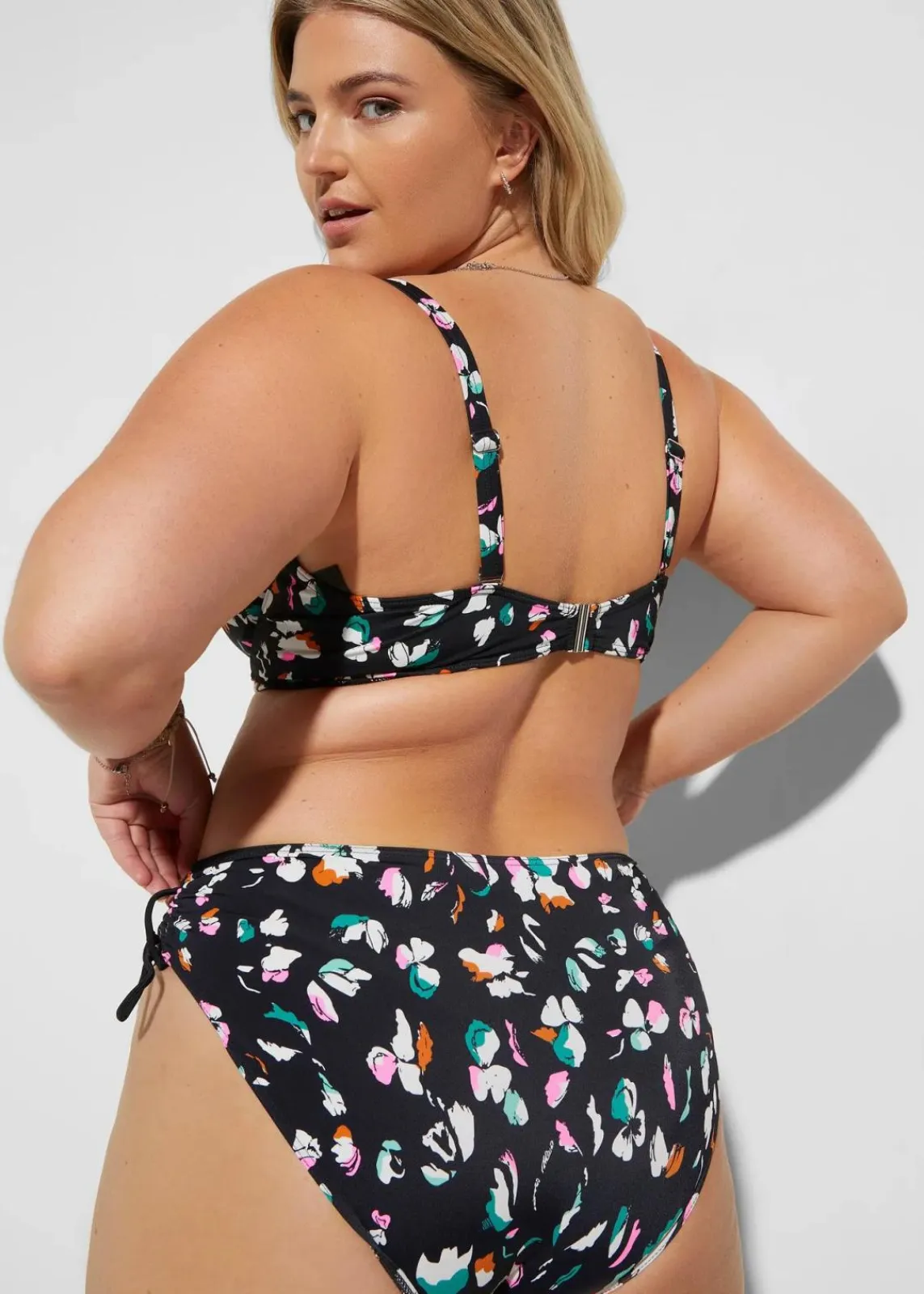 bonprix Nachhaltigere Materialien|Bademode·Bikinis^Minimizer-Bikini mit Bindebändern (2-tlg.Set) schwarz/weiß graphisch bedruckt