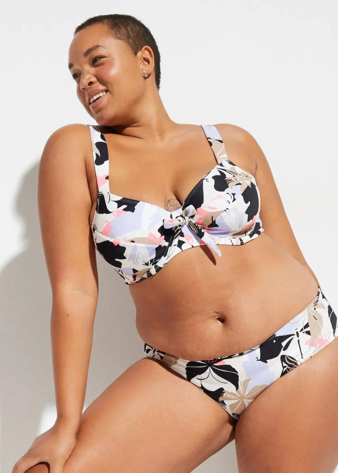 bonprix Nachhaltigere Materialien|Bademode·Bikinis^Minimizer-Bikini mit gepolsterten Trägern (2-tlg.Set) weiß/schwarz/flieder floral