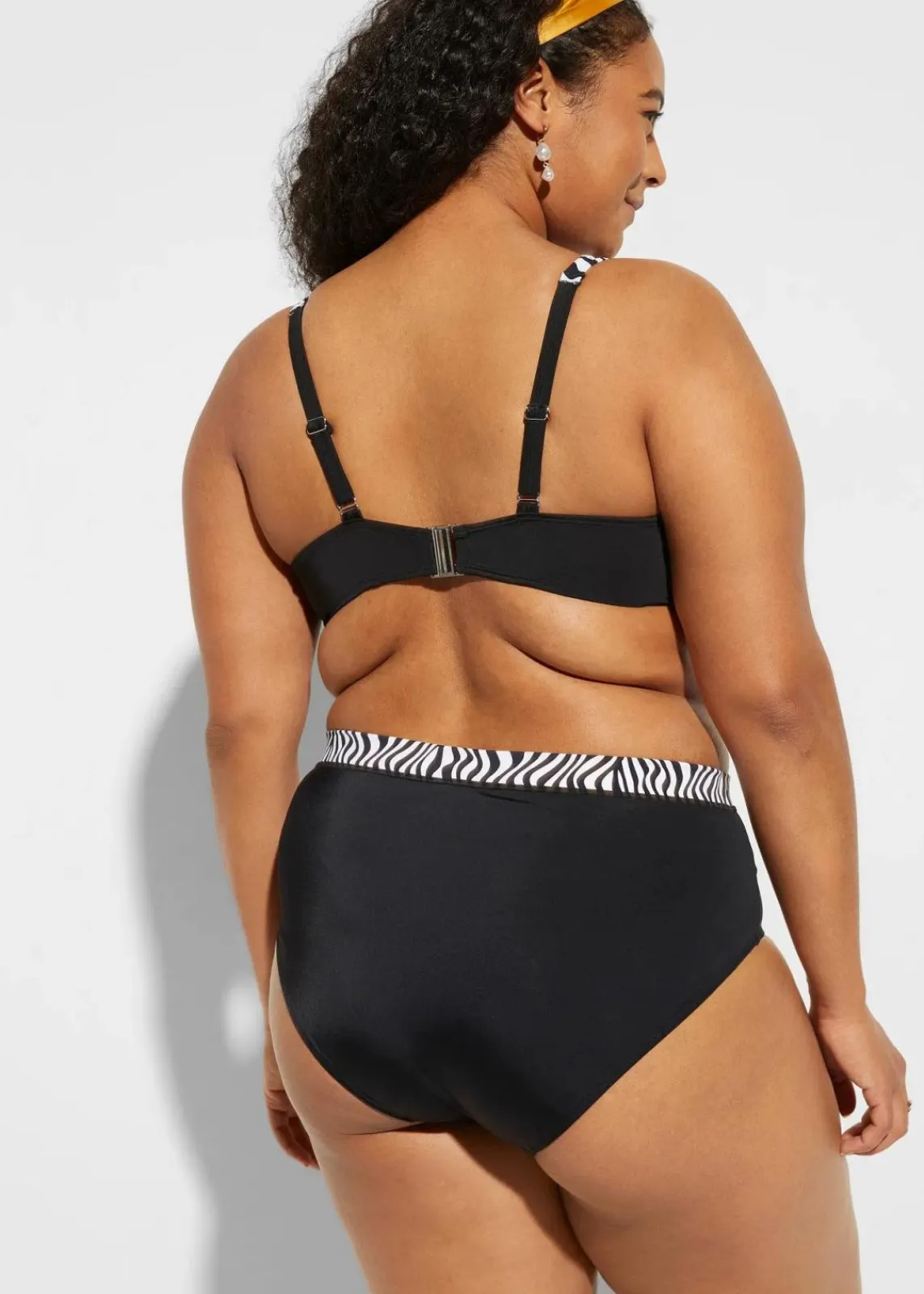 bonprix Große Cups D-F|Nachhaltigere Materialien^Minimizer-Bikini mit gepolsterten Trägern (2-tlg.Set) schwarz/weiß graphisch bedruckt