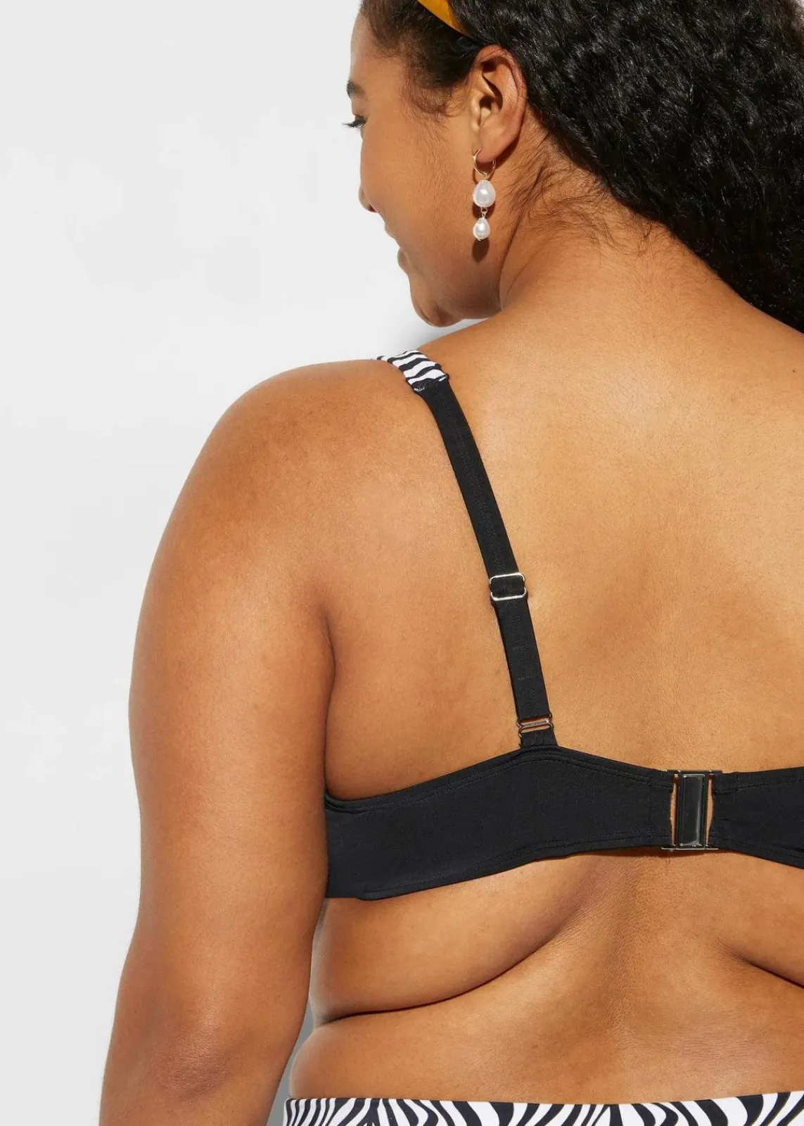 bonprix Große Cups D-F|Nachhaltigere Materialien^Minimizer-Bikini mit gepolsterten Trägern (2-tlg.Set) schwarz/weiß graphisch bedruckt