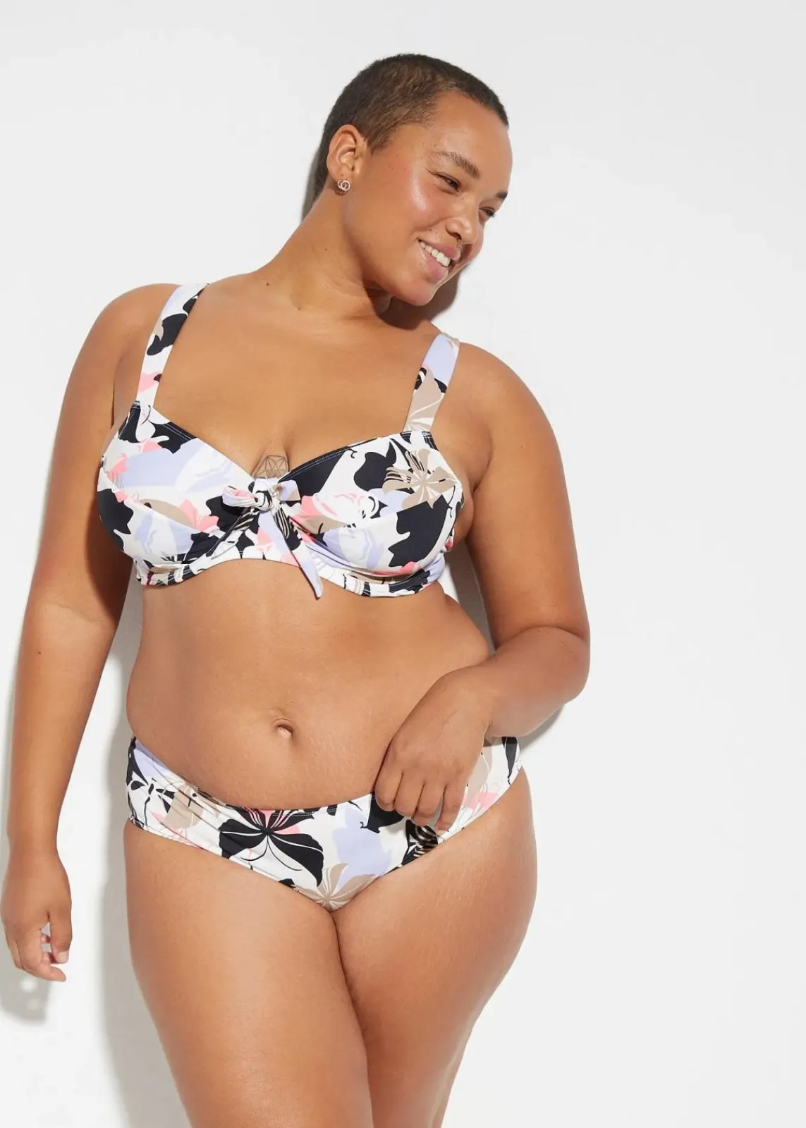 bonprix Große Cups D-F|Nachhaltigere Materialien^Minimizer-Bikini mit gepolsterten Trägern (2-tlg.Set) weiß/schwarz/flieder floral