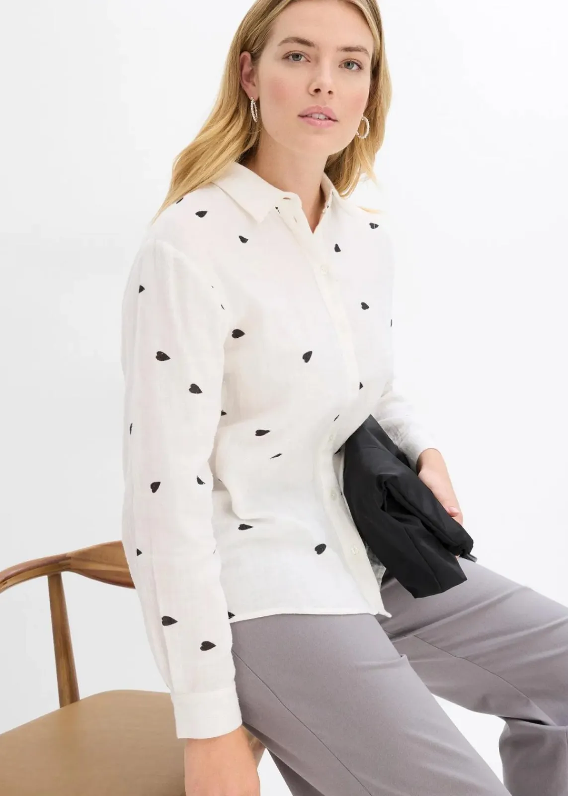 bonprix Blusen & Tuniken|Bekleidung·Jacken & Mäntel^Musselin-Bluse mit Herzen weiß/schwarz bedruckt