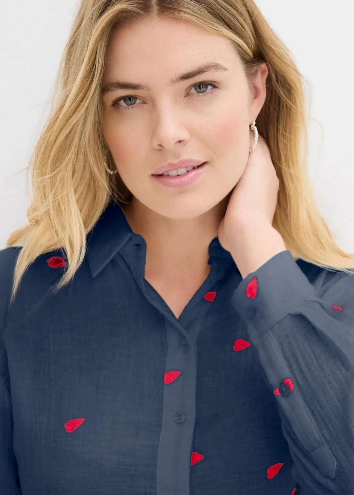 bonprix Blusen & Tuniken|Bekleidung·Jacken & Mäntel^Musselin-Bluse mit Herzen dunkelblau/dunkelrot bedruckt
