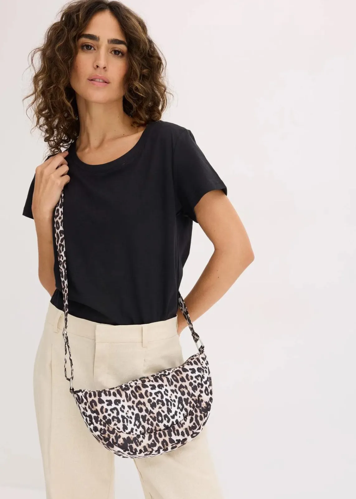 bonprix Taschen^Nylon Umhängetasche im Leo Look naturbeige/braun/schwarz leo bedruckt