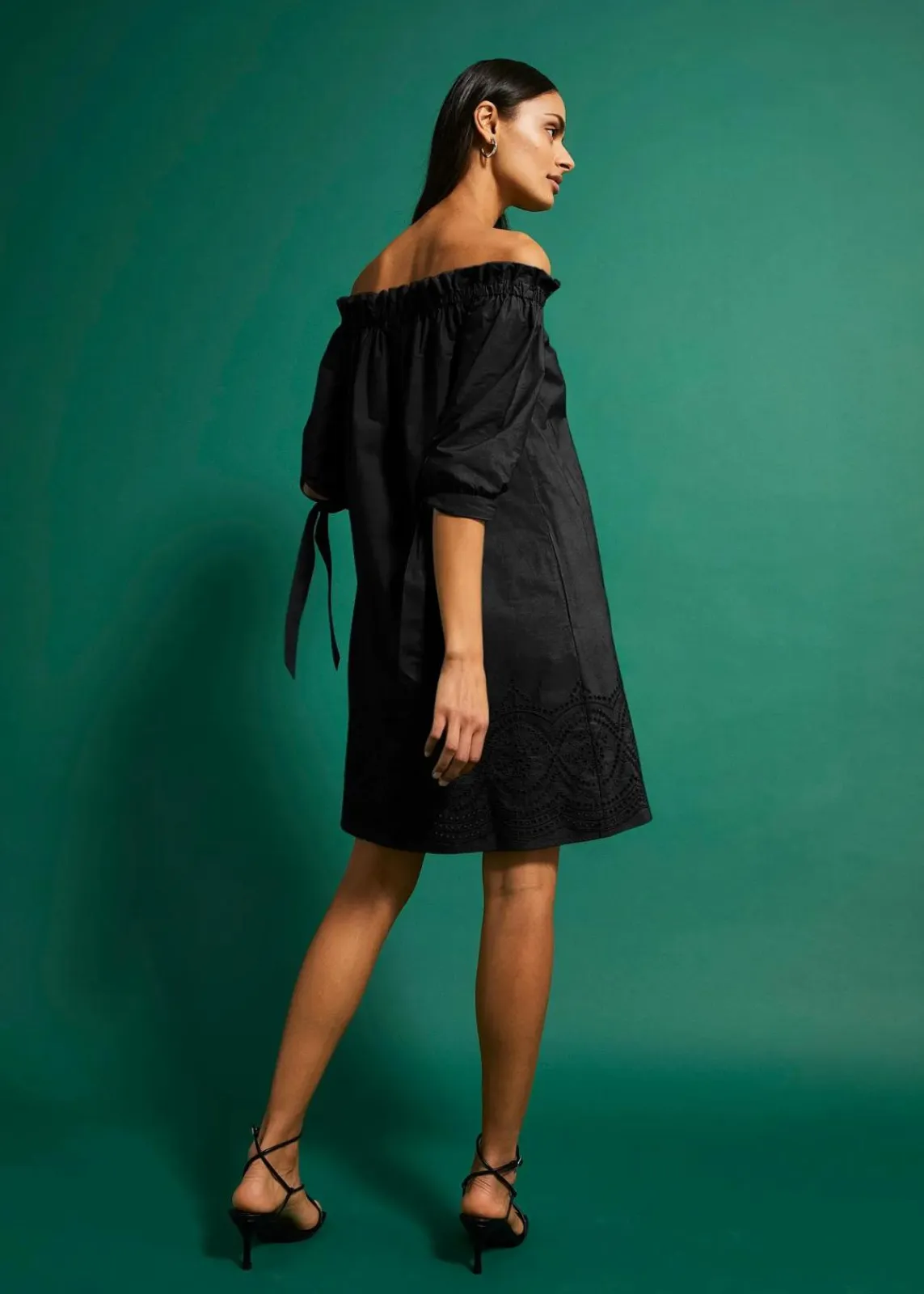 bonprix Kleider^Off-Shoulder-Kleid aus reiner Baumwolle mit Lochstickerei schwarz