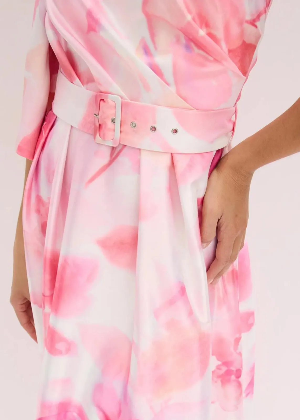 bonprix Bekleidung·Pullover & Strickjacken|Festliche Mode^One-Shoulder-Kleid aus glänzendem Satin weiß/pink geblümt