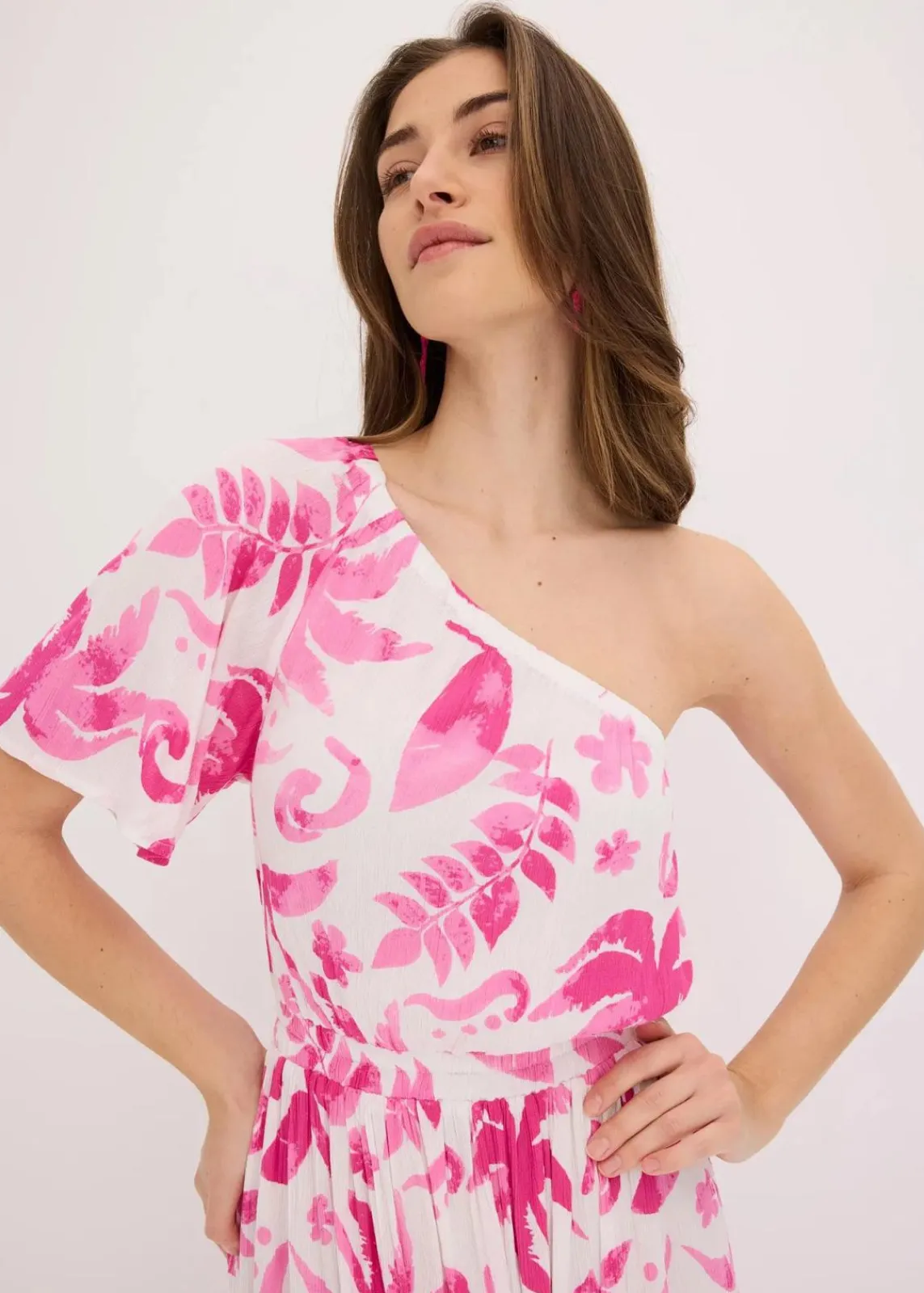 bonprix Nachhaltigere Materialien|Kleider^One-Shoulder-Kleid aus strukturierter Viskose weiß/fuchsia floral