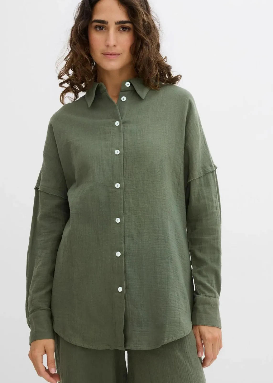 bonprix Bekleidung·Jacken & Mäntel|Zweiteiler & Sets^Oversize-Hemd aus luftigem Musselin schlammgrün