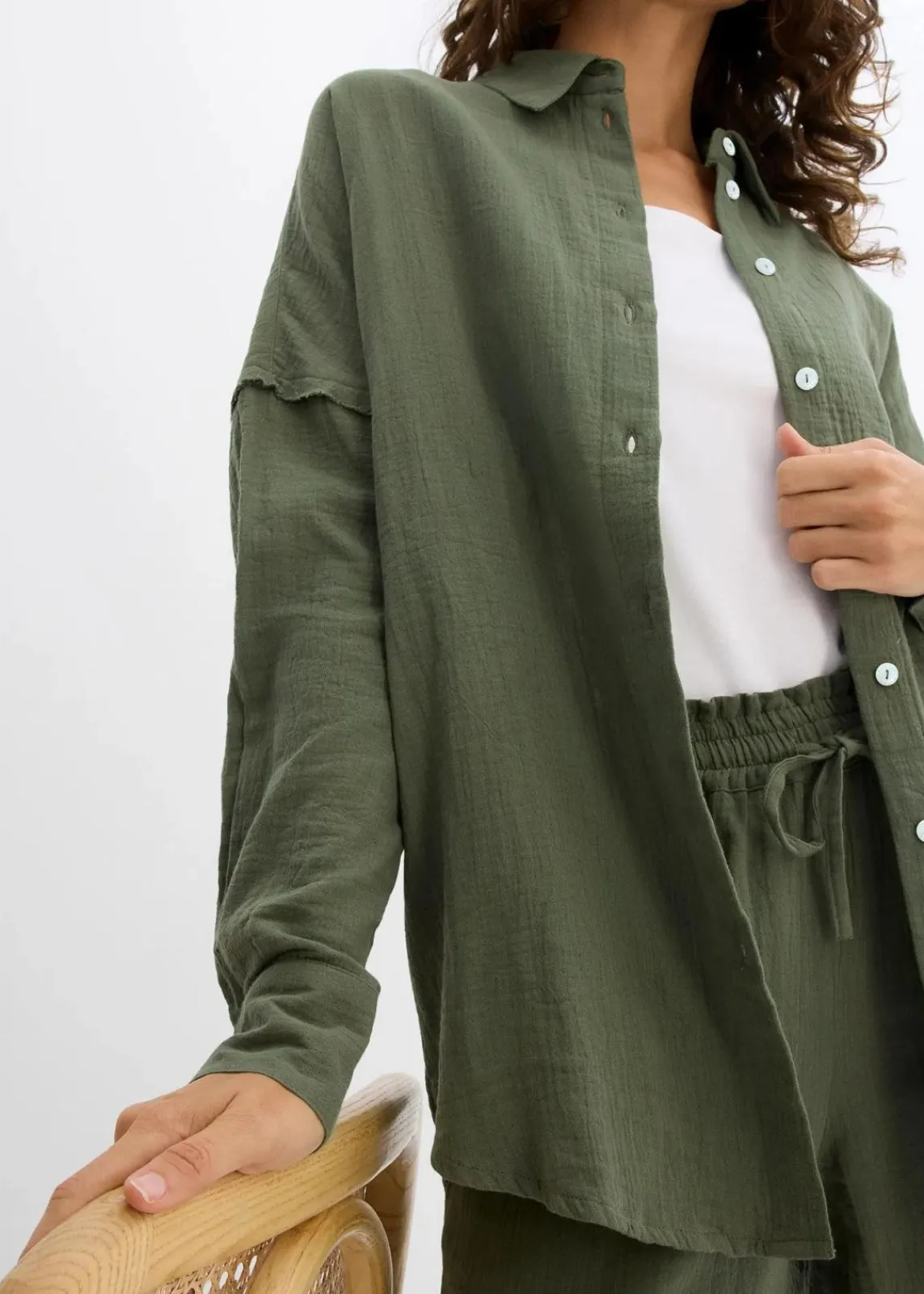 bonprix Bekleidung·Jacken & Mäntel|Zweiteiler & Sets^Oversize-Hemd aus luftigem Musselin schlammgrün