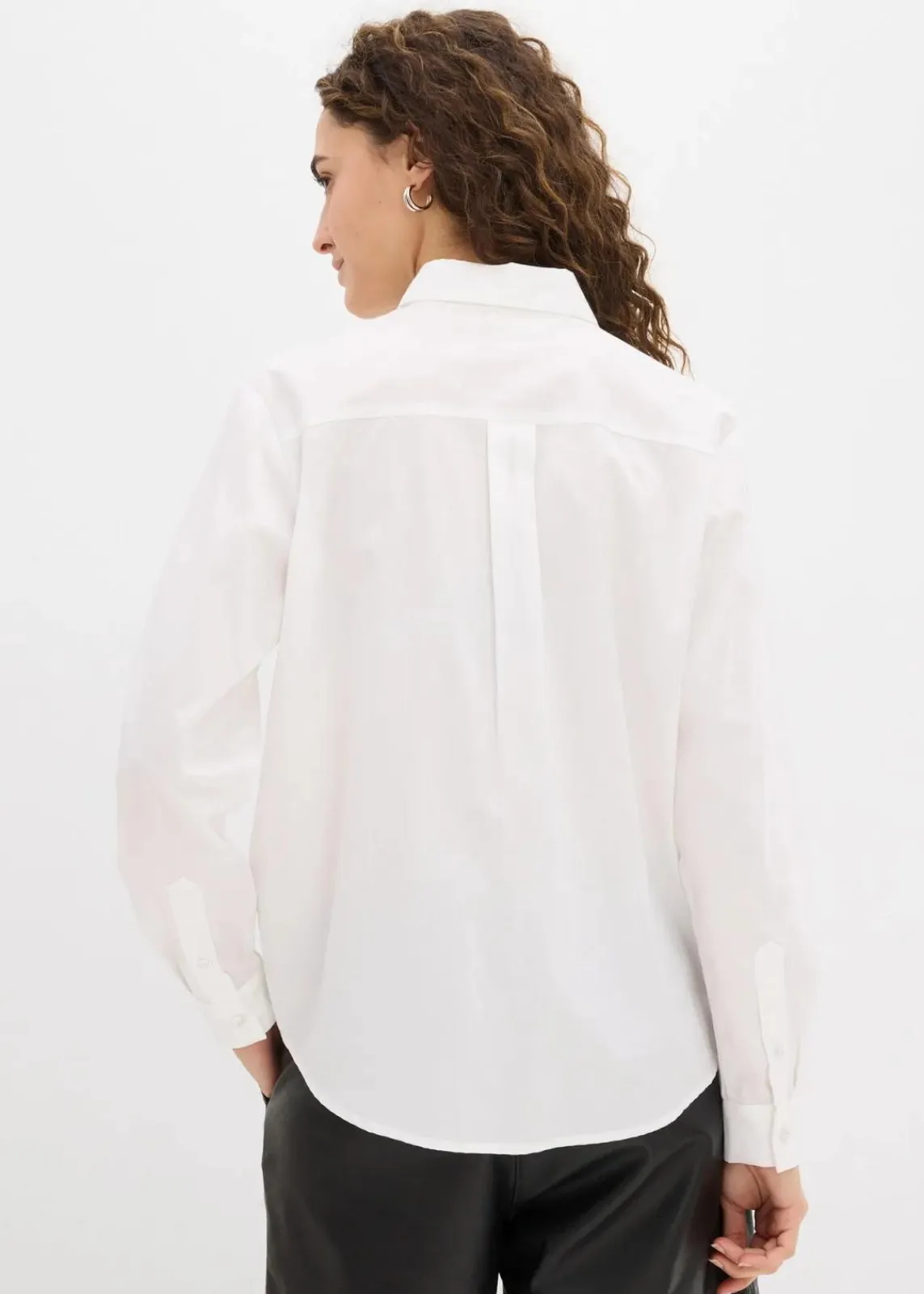 bonprix Bekleidung·Jacken & Mäntel|Blusen & Tuniken^Oversize-Hemd mit Kontrast Tasche weiß leo bedruckt