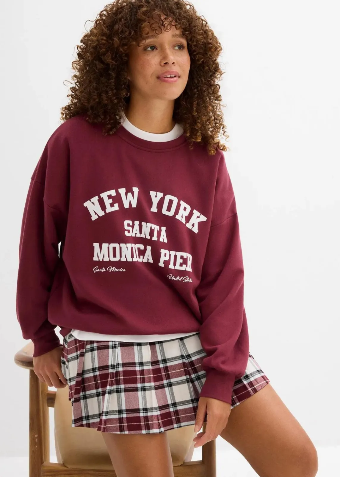 bonprix Sweat|Nachhaltigere Materialien^Oversize-Sweatshirt ahornrot/weiß bedruckt