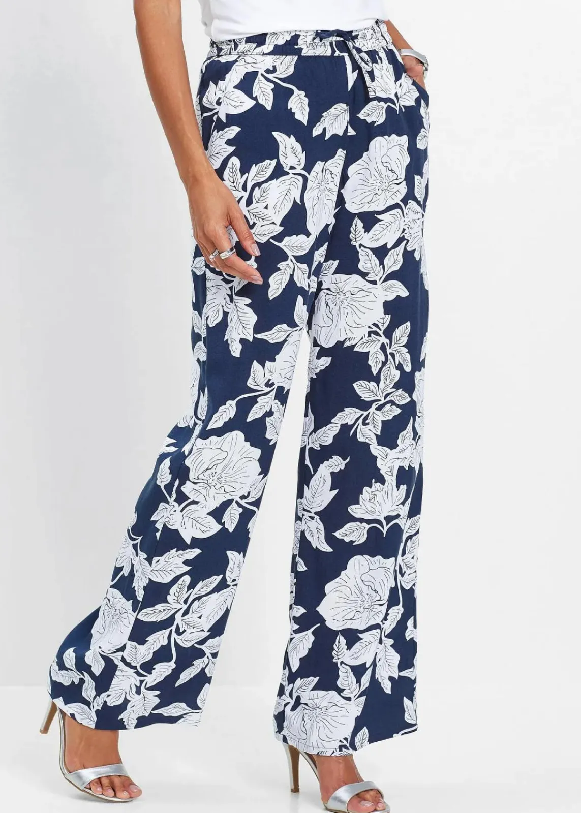 bonprix Nachhaltigere Materialien|Hosen^Palazzo-Hose aus fließender Viskose dunkelblau/weiß geblümt