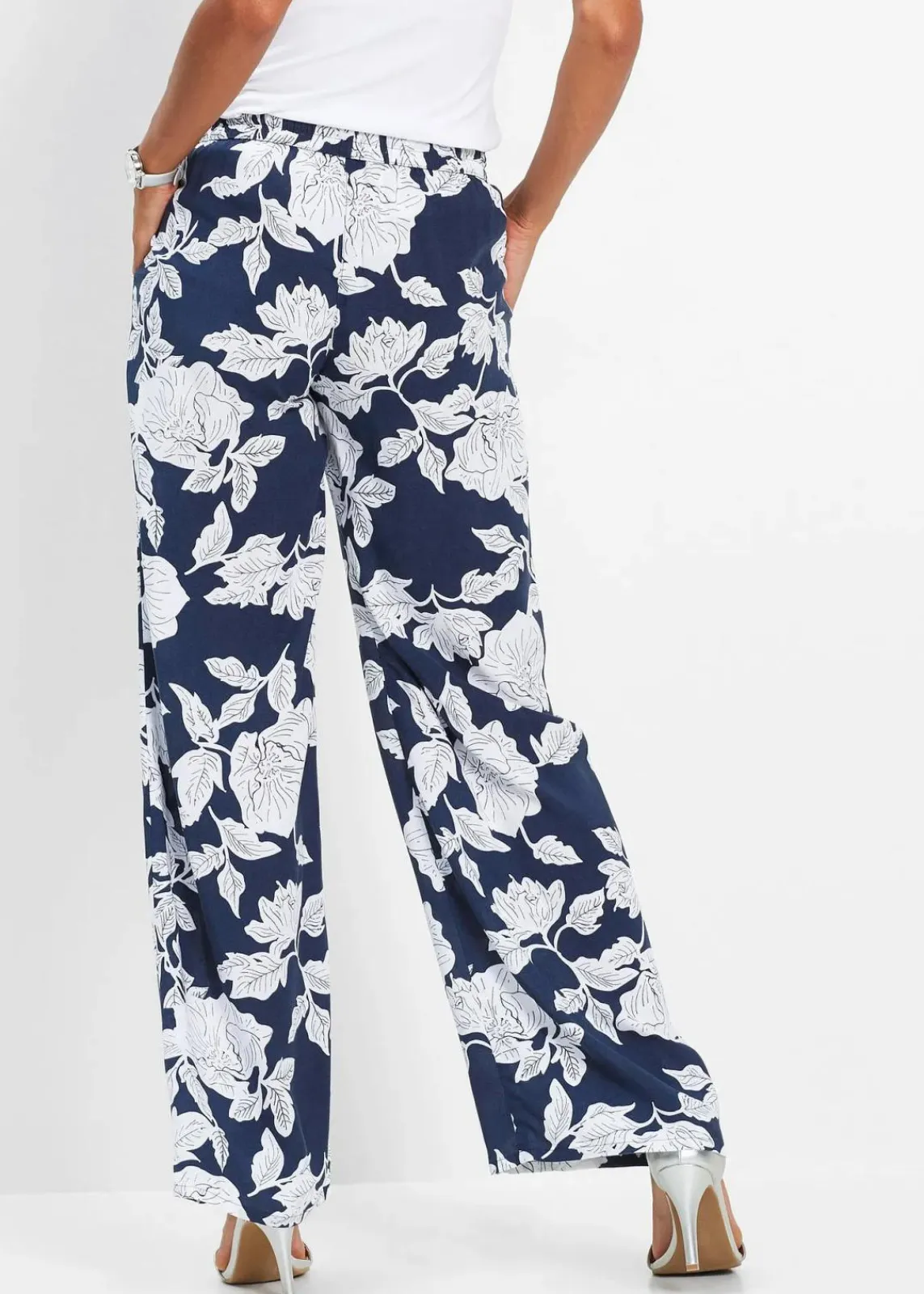 bonprix Nachhaltigere Materialien|Hosen^Palazzo-Hose aus fließender Viskose dunkelblau/weiß geblümt
