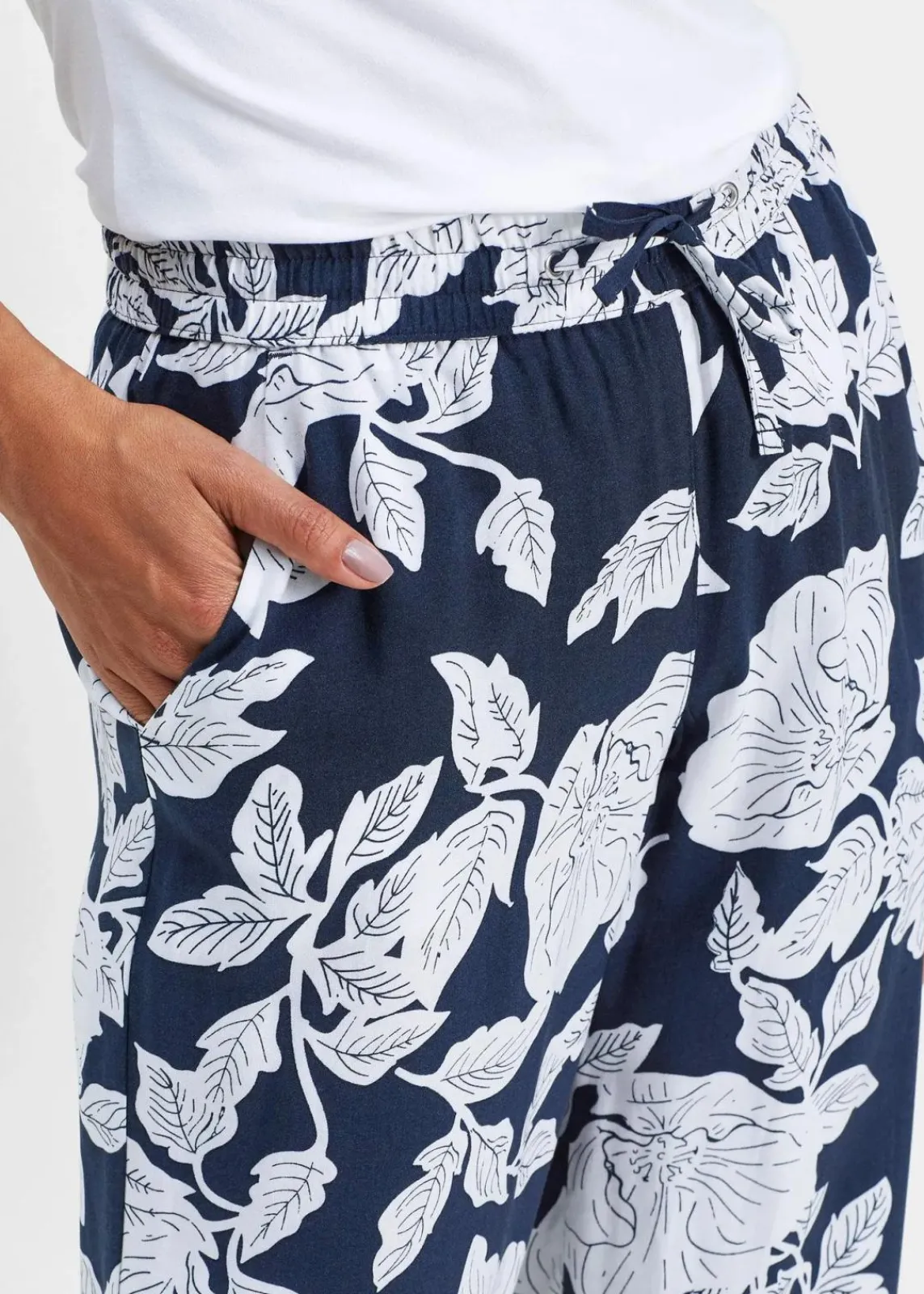 bonprix Nachhaltigere Materialien|Hosen^Palazzo-Hose aus fließender Viskose dunkelblau/weiß geblümt