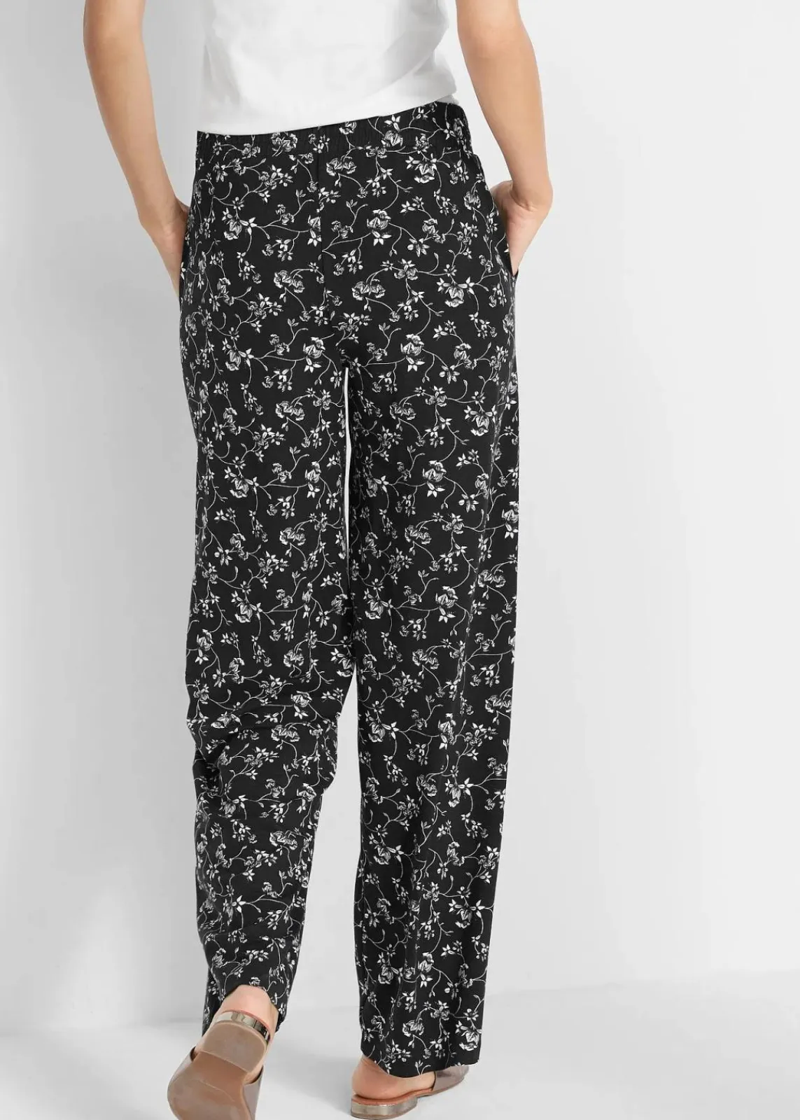 bonprix Nachhaltigere Materialien|Hosen^Palazzo-Hose aus Viskose-Mix schwarz geblümt