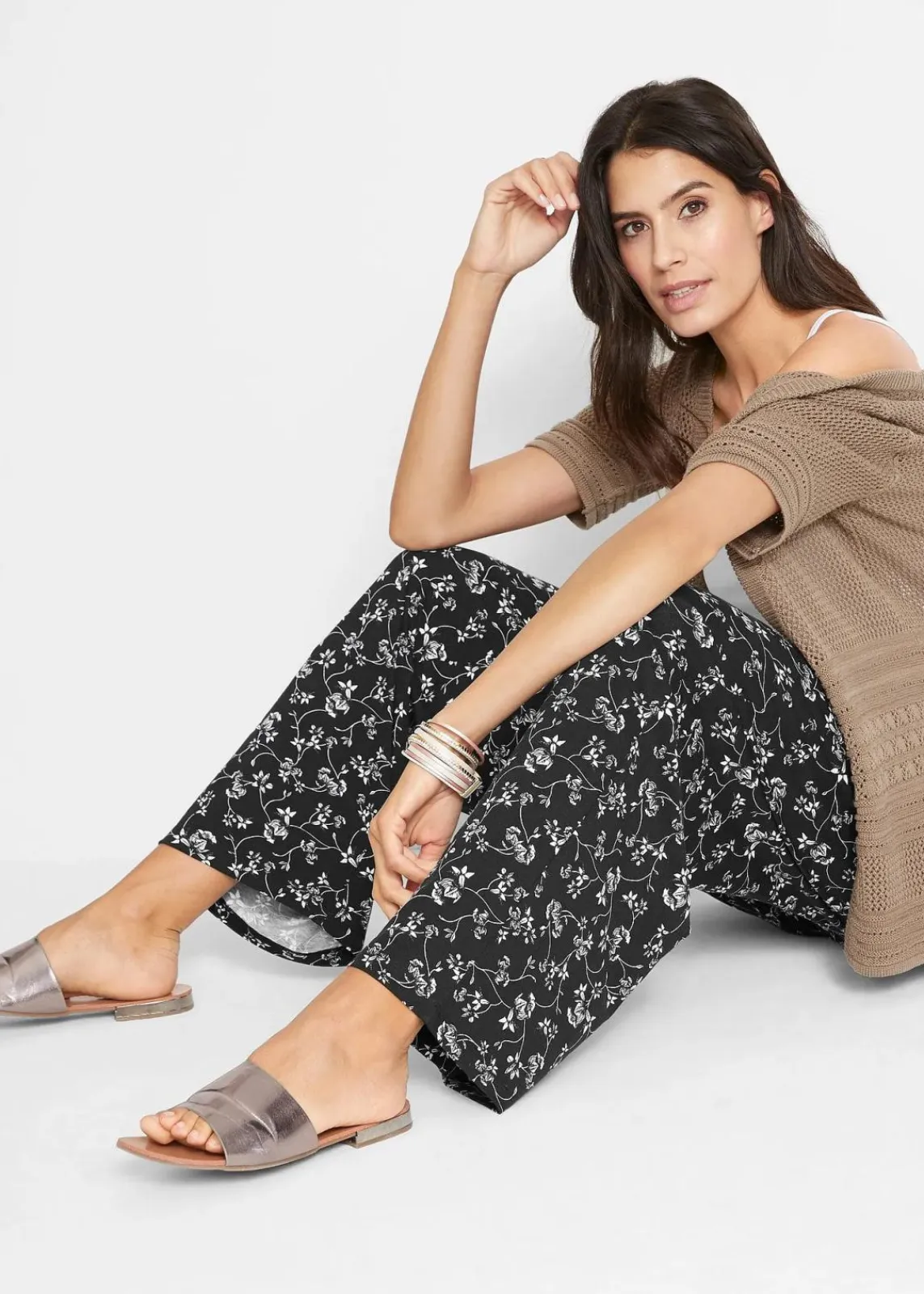 bonprix Nachhaltigere Materialien|Hosen^Palazzo-Hose aus Viskose-Mix schwarz geblümt