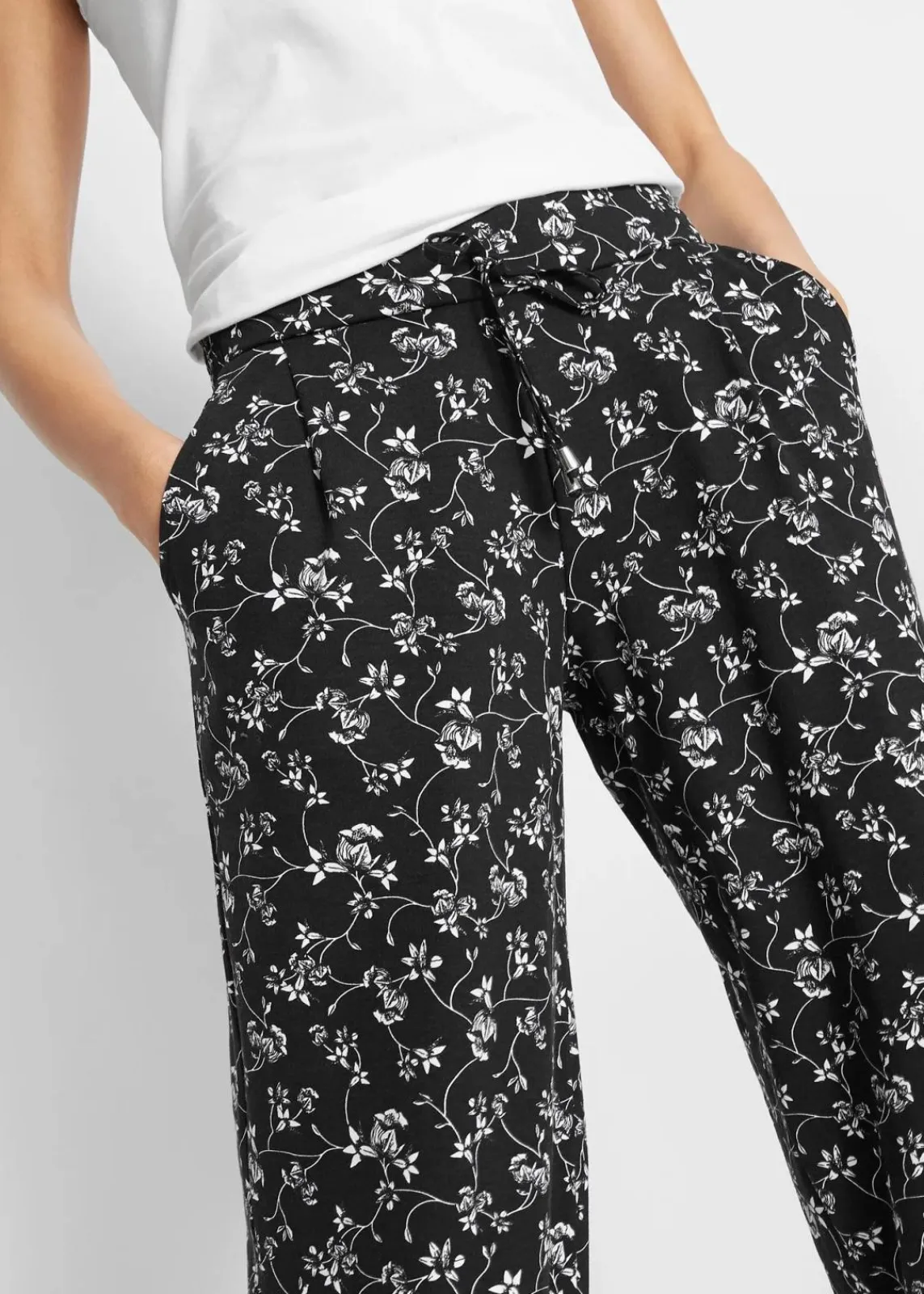 bonprix Nachhaltigere Materialien|Hosen^Palazzo-Hose aus Viskose-Mix schwarz geblümt