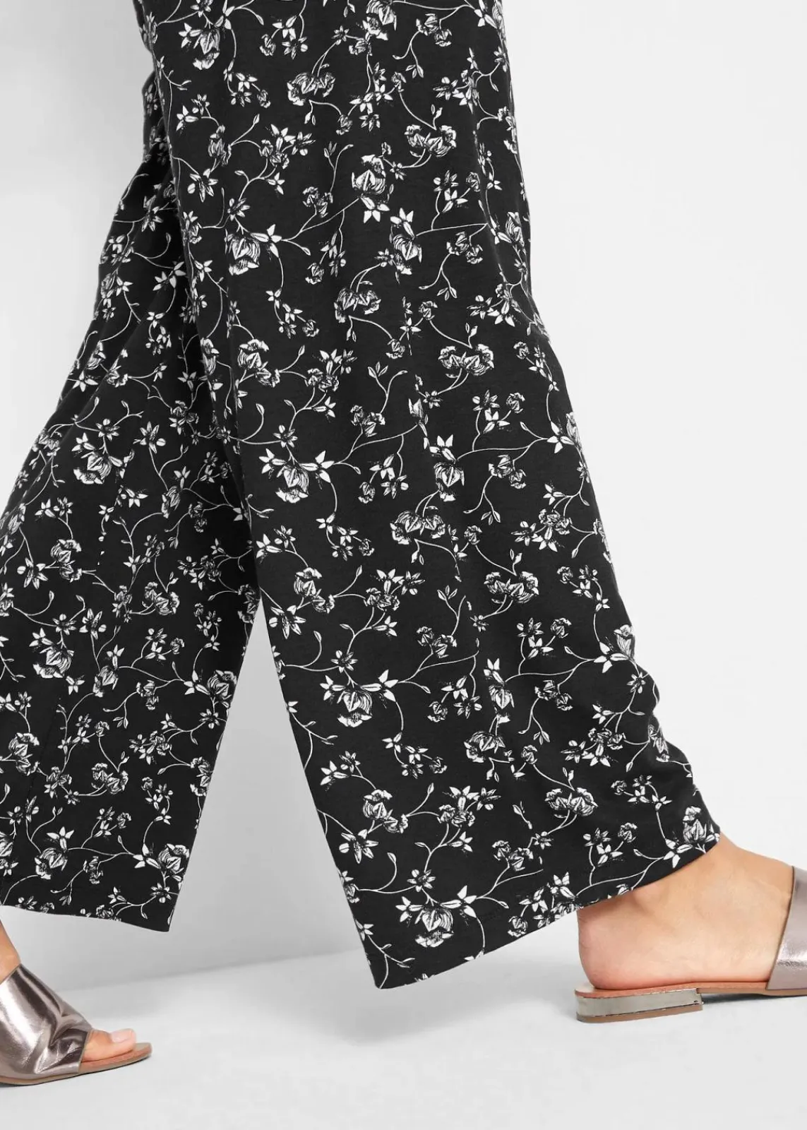 bonprix Nachhaltigere Materialien|Hosen^Palazzo-Hose aus Viskose-Mix schwarz geblümt