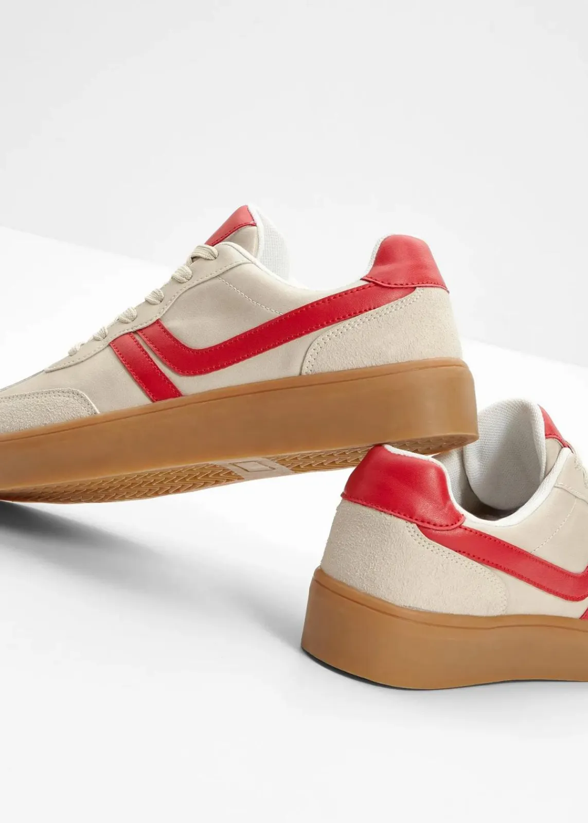 bonprix Sneaker^Plateau-Sneaker im Retrolook hellsand/rot