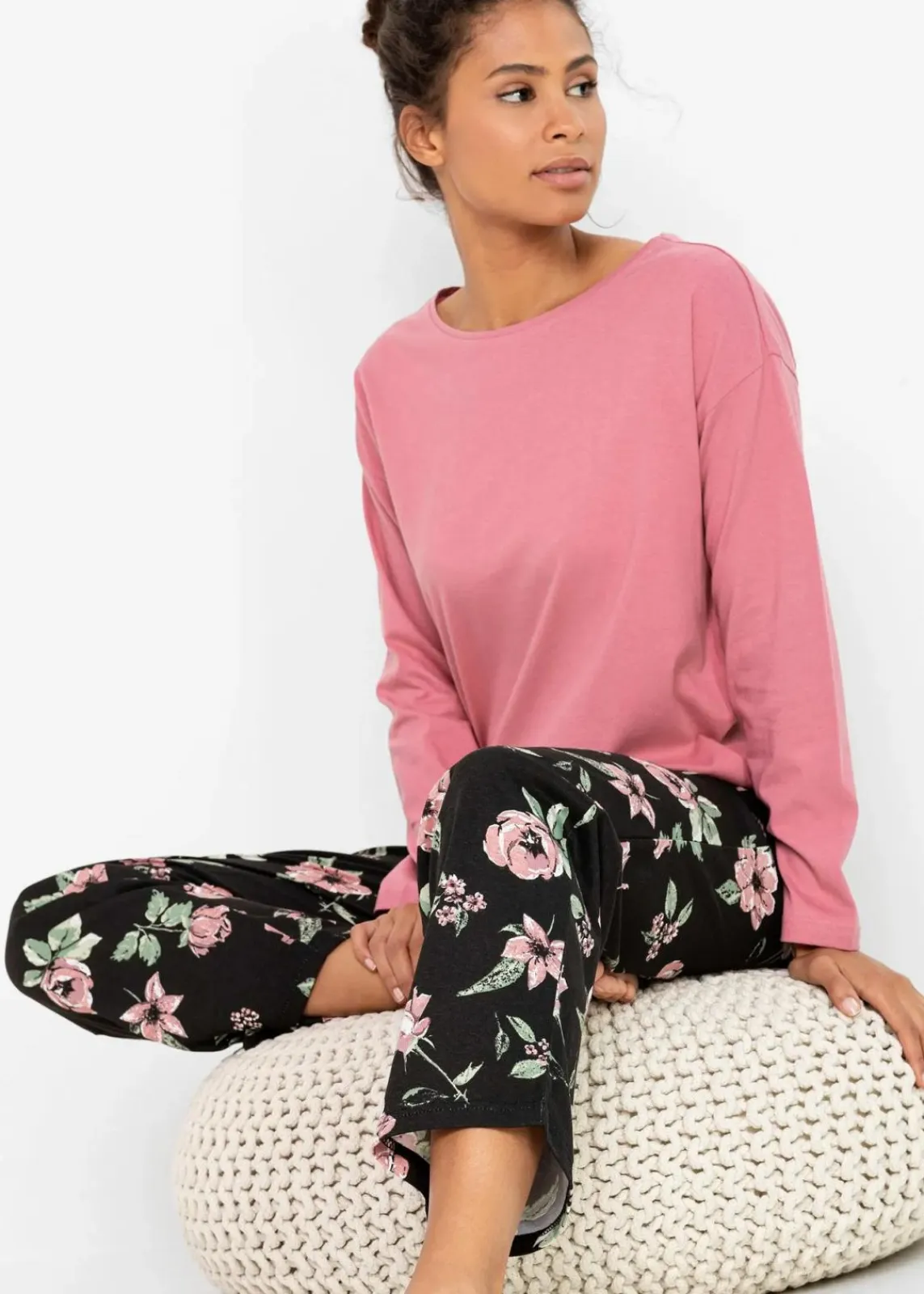 bonprix Wäsche·Nachtwäsche|Nachhaltigere Materialien^Pyjama aus reiner Bio-Baumwolle beerensorbet/schwarz geblümt