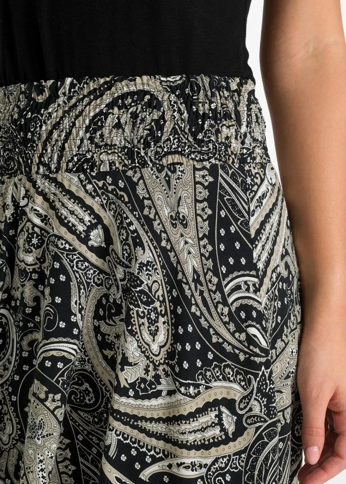 bonprix Röcke|Nachhaltigere Materialien^Rock mit asymmetrischem Saum schwarz / sandbeige paisley