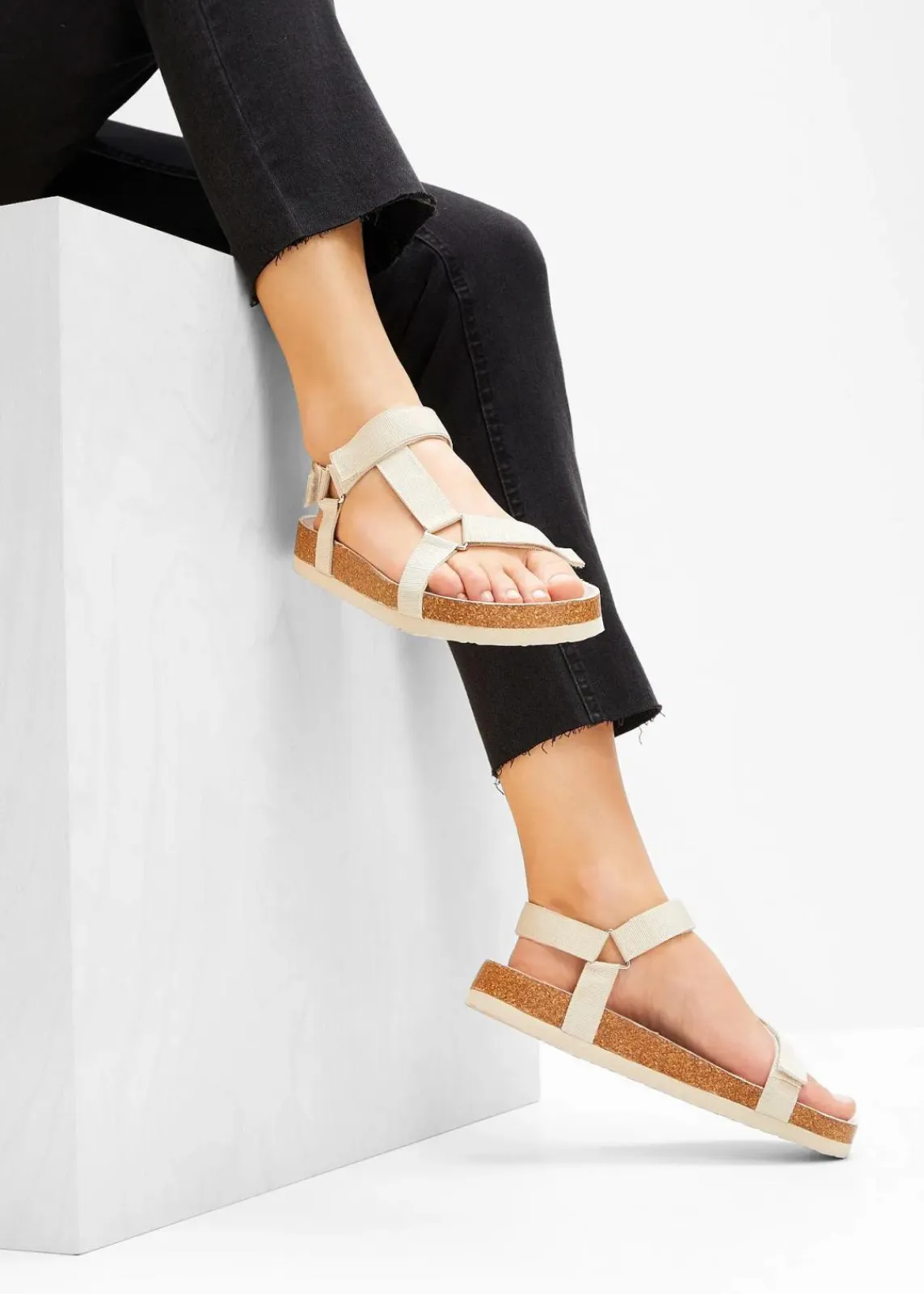 bonprix Sommerschuhe^alen mit leicht geformtem Fußbett sand